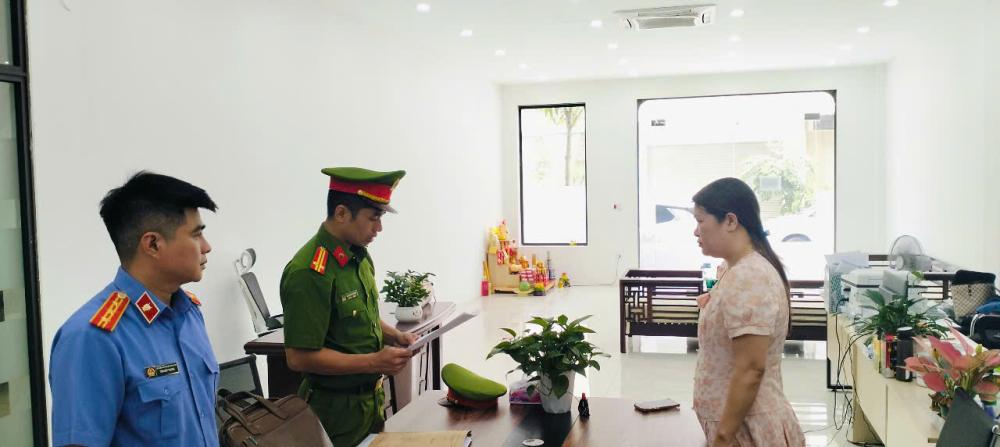 Khởi tố, bắt tạm giam 3 đối tượng mua bán hóa đơn, thu lợi bất chính hàng tỉ đồng- Ảnh 3. Khởi tố, bắt tạm giam 3 đối tượng mua bán hóa đơn, thu lợi bất chính hàng tỉ đồng- Ảnh 3.