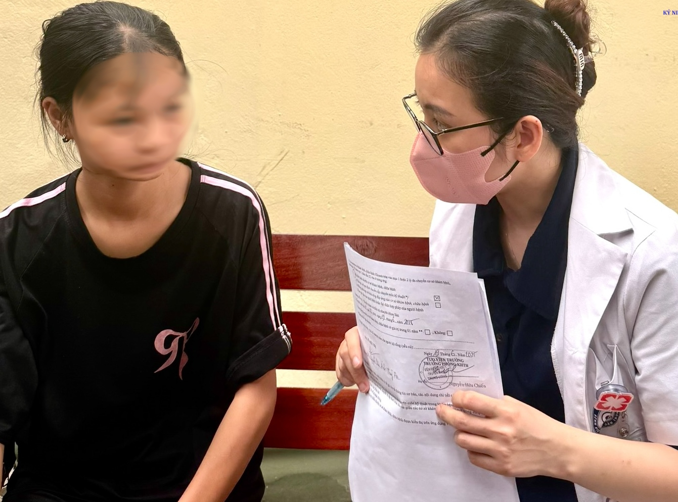 Bà mẹ đưa con gái đi khám bệnh bị lừa sạch tiền khi đang chờ đến lượt- Ảnh 1. Bà mẹ đưa con gái đi khám bệnh bị lừa sạch tiền khi đang chờ đến lượt- Ảnh 1.