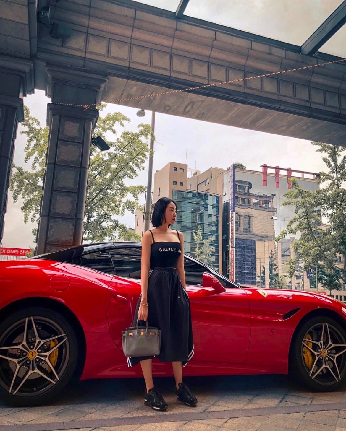 'Hot mom' Cún Bông từng khoe dàn xe đắt tiền trước khi bị bắt: Có cả Ferrari, Porsche, trị giá ước tính hàng chục tỷ đồng- Ảnh 5. 'Hot mom' Cún Bông từng khoe dàn xe đắt tiền trước khi bị bắt: Có cả Ferrari, Porsche, trị giá ước tính hàng chục tỷ đồng- Ảnh 5.