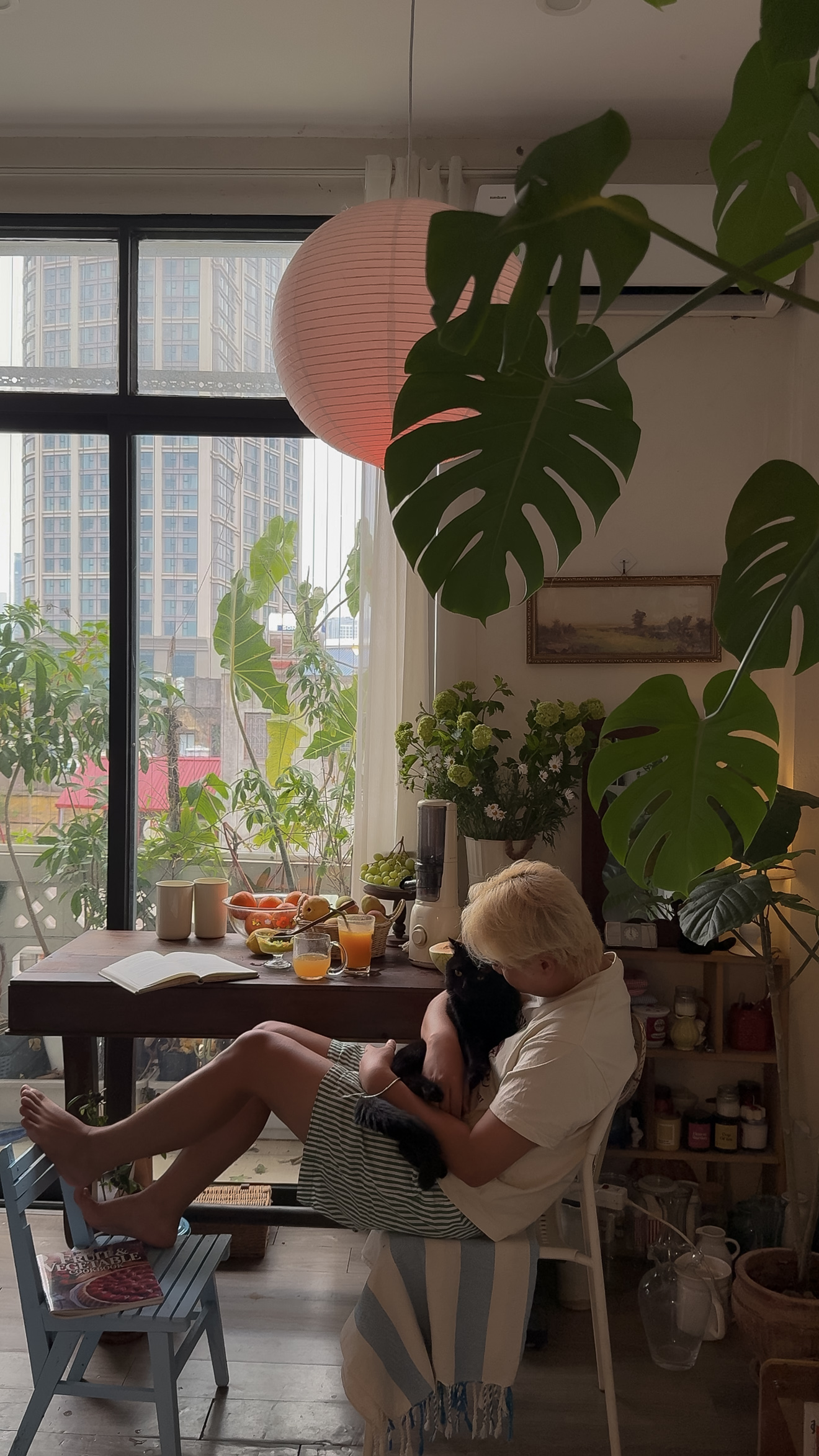 Căn phòng decor đẹp như Pinterest của chàng trai ở trọ Hà Nội, leo bộ 6 tầng lầu- Ảnh 1.