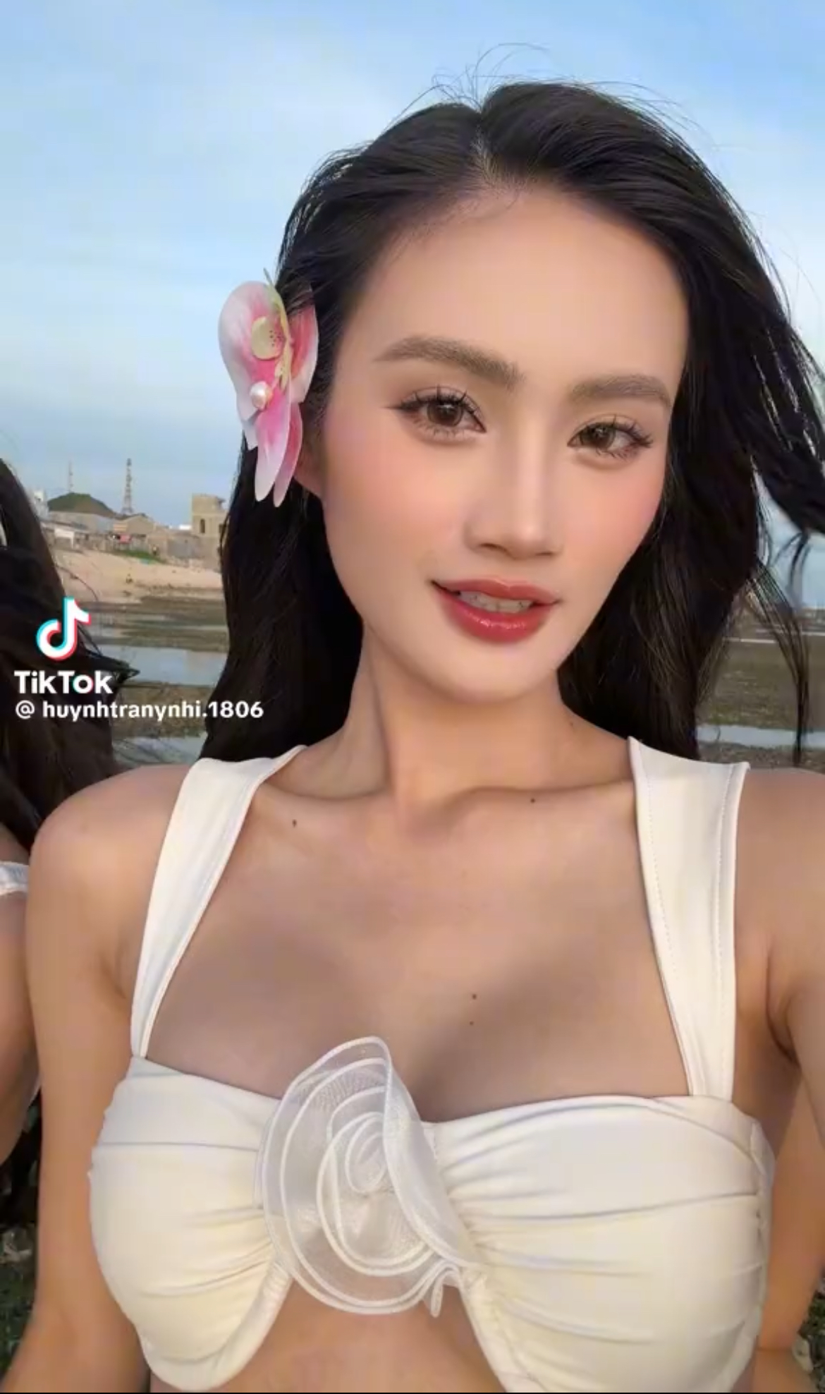 Bắt gặp Hoa hậu Ý Nhi và bạn trai, lộ thái độ khi không phát hiện camera- Ảnh 2. Bắt gặp Hoa hậu Ý Nhi và bạn trai, lộ thái độ khi không phát hiện camera- Ảnh 2.