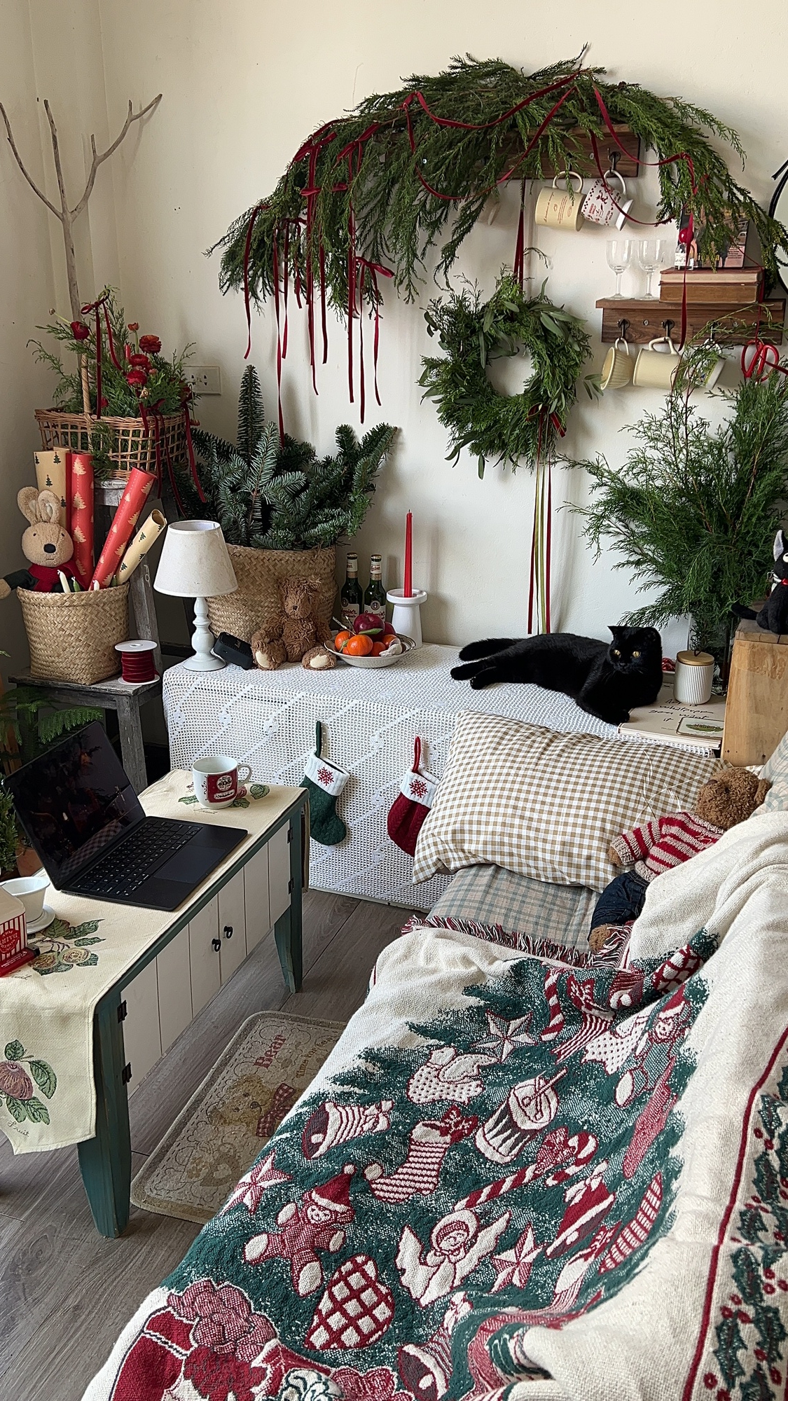 Căn phòng decor đẹp như Pinterest của chàng trai ở trọ Hà Nội, leo bộ 6 tầng lầu- Ảnh 5.