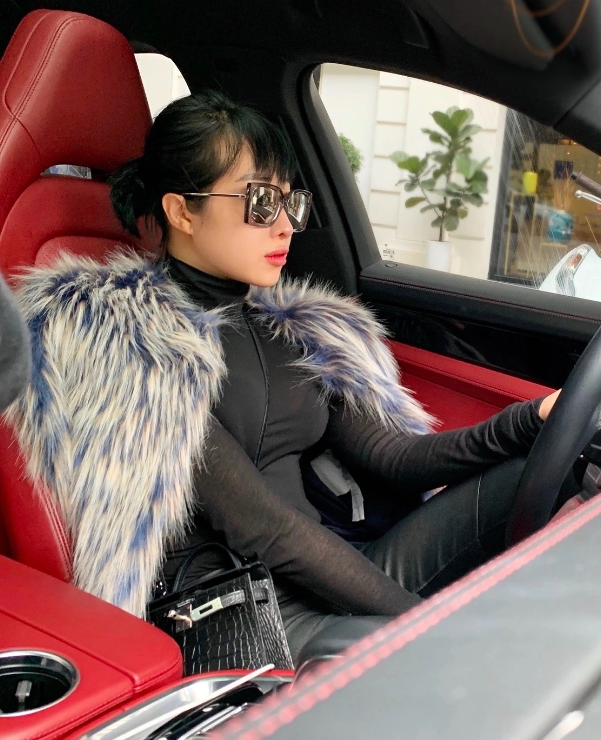 'Hot mom' Cún Bông từng khoe dàn xe đắt tiền trước khi bị bắt: Có cả Ferrari, Porsche, trị giá ước tính hàng chục tỷ đồng- Ảnh 4. 'Hot mom' Cún Bông từng khoe dàn xe đắt tiền trước khi bị bắt: Có cả Ferrari, Porsche, trị giá ước tính hàng chục tỷ đồng- Ảnh 4.