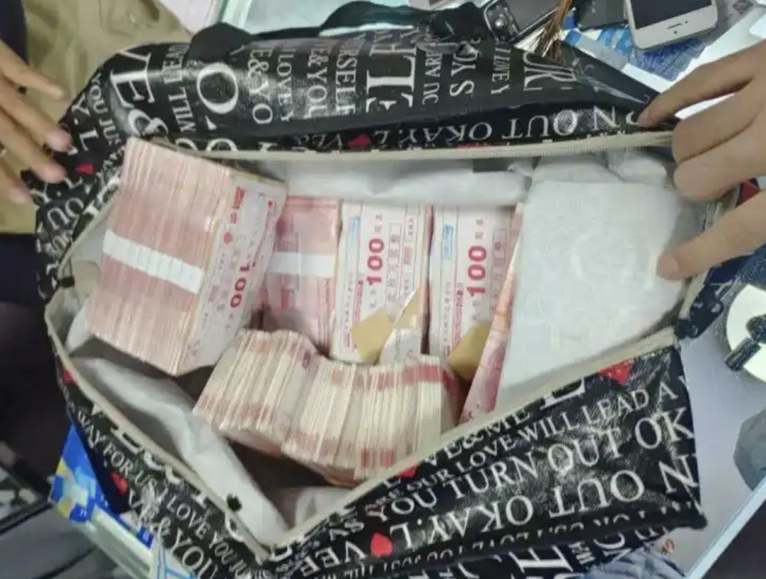 Tịch thu 20 tỷ đồng tiền mặt, 68 điện thoại di động giấu ở công trường bỏ hoang, nghĩa trang- Ảnh 1. Tịch thu 20 tỷ đồng tiền mặt, 68 điện thoại di động giấu ở công trường bỏ hoang, nghĩa trang- Ảnh 1.