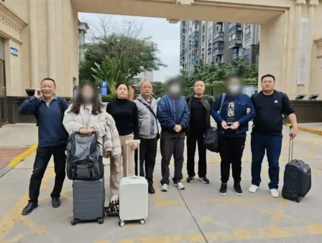 Tịch thu 20 tỷ đồng tiền mặt, 68 điện thoại di động giấu ở công trường bỏ hoang, nghĩa trang- Ảnh 2. Tịch thu 20 tỷ đồng tiền mặt, 68 điện thoại di động giấu ở công trường bỏ hoang, nghĩa trang- Ảnh 2.
