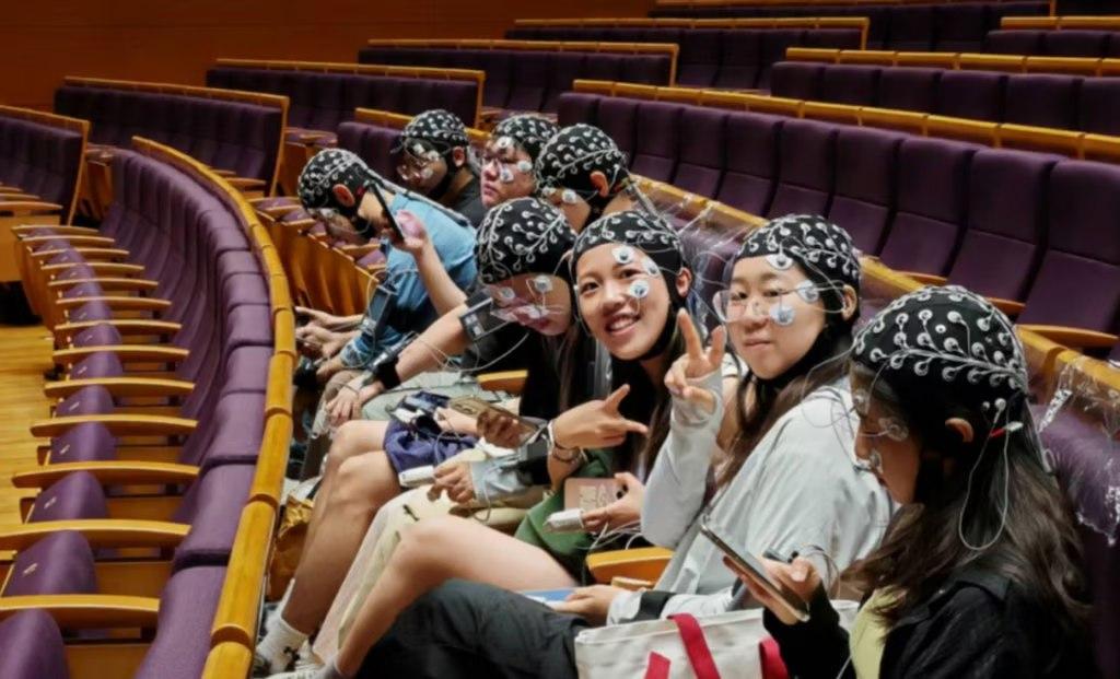Lan truyền bức ảnh nhóm người đội loại mũ kỳ lạ: Lan truyền bức ảnh nhóm người đội loại mũ kỳ lạ: