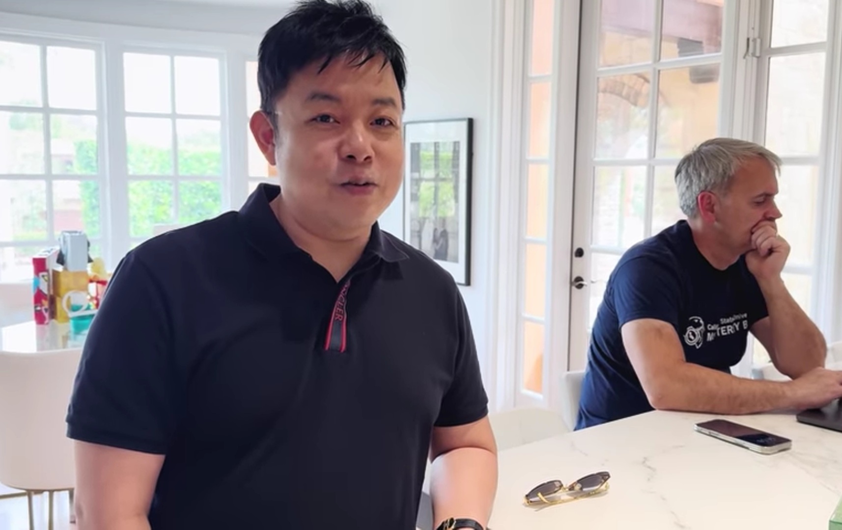 Nam ca sĩ Việt nghi bị hại, phải tìm tới cầu cứu một tỷ phú Mỹ- Ảnh 2. Nam ca sĩ Việt nghi bị hại, phải tìm tới cầu cứu một tỷ phú Mỹ- Ảnh 2.