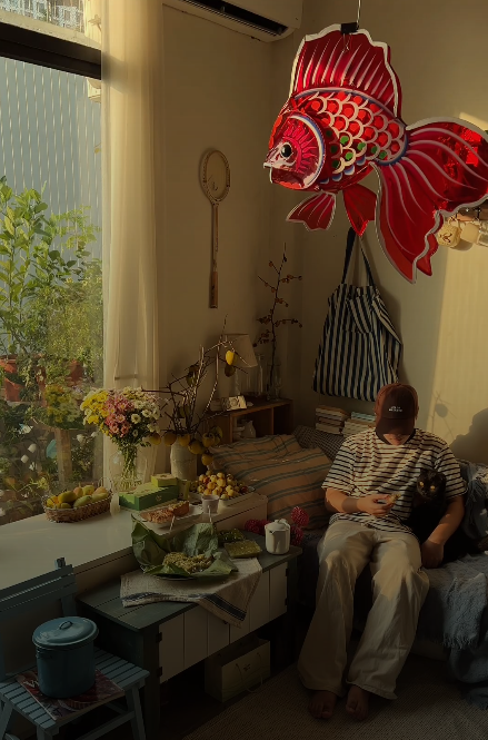 Căn phòng decor đẹp như Pinterest của chàng trai ở trọ Hà Nội, leo bộ 6 tầng lầu- Ảnh 4.