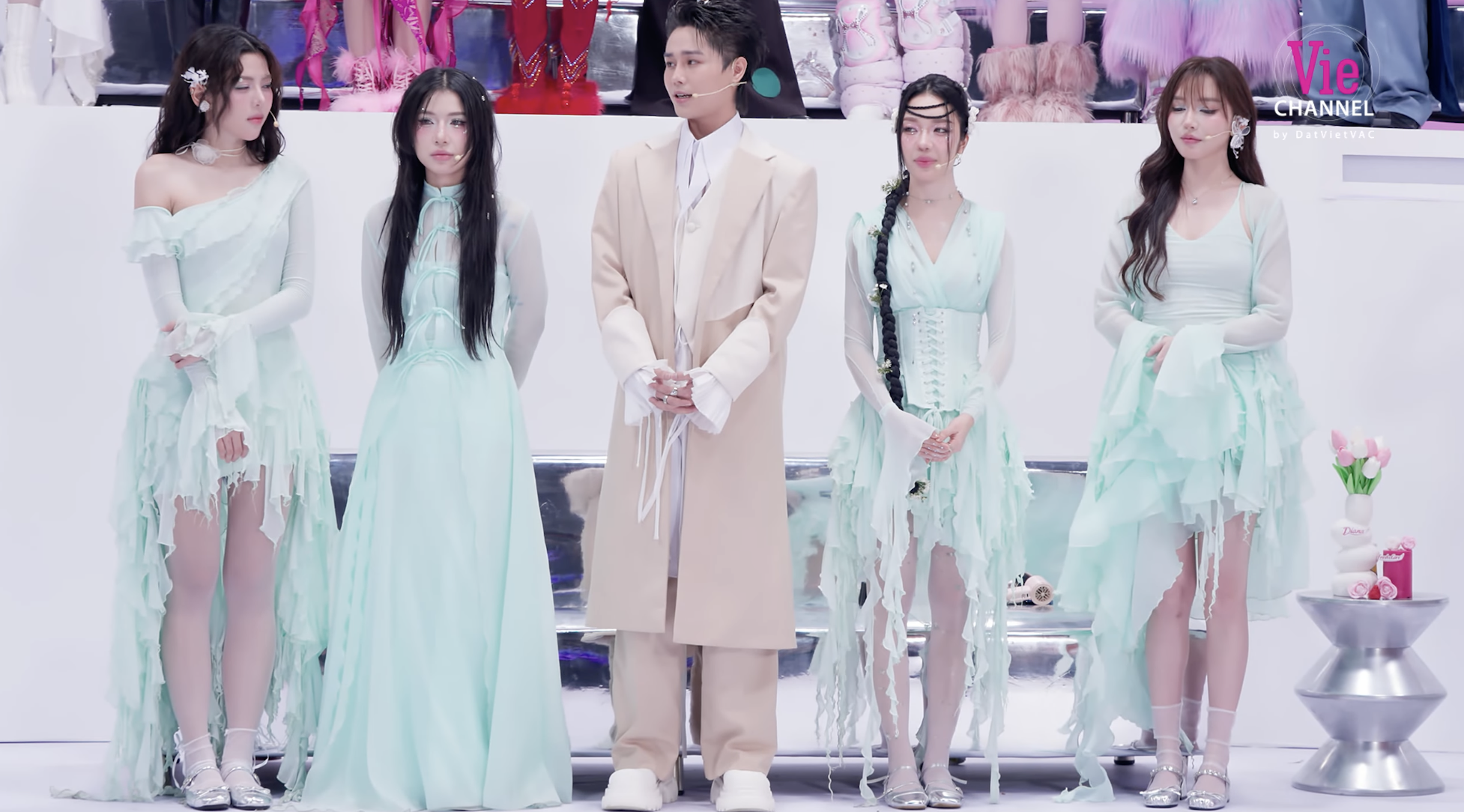 Trấn Thành công bố “cây hút fan” của Em Xinh bị loại khi Live Stage 2 chưa diễn, netizen tuyên bố nghỉ xem!- Ảnh 1. Trấn Thành công bố “cây hút fan” của Em Xinh bị loại khi Live Stage 2 chưa diễn, netizen tuyên bố nghỉ xem!- Ảnh 1.