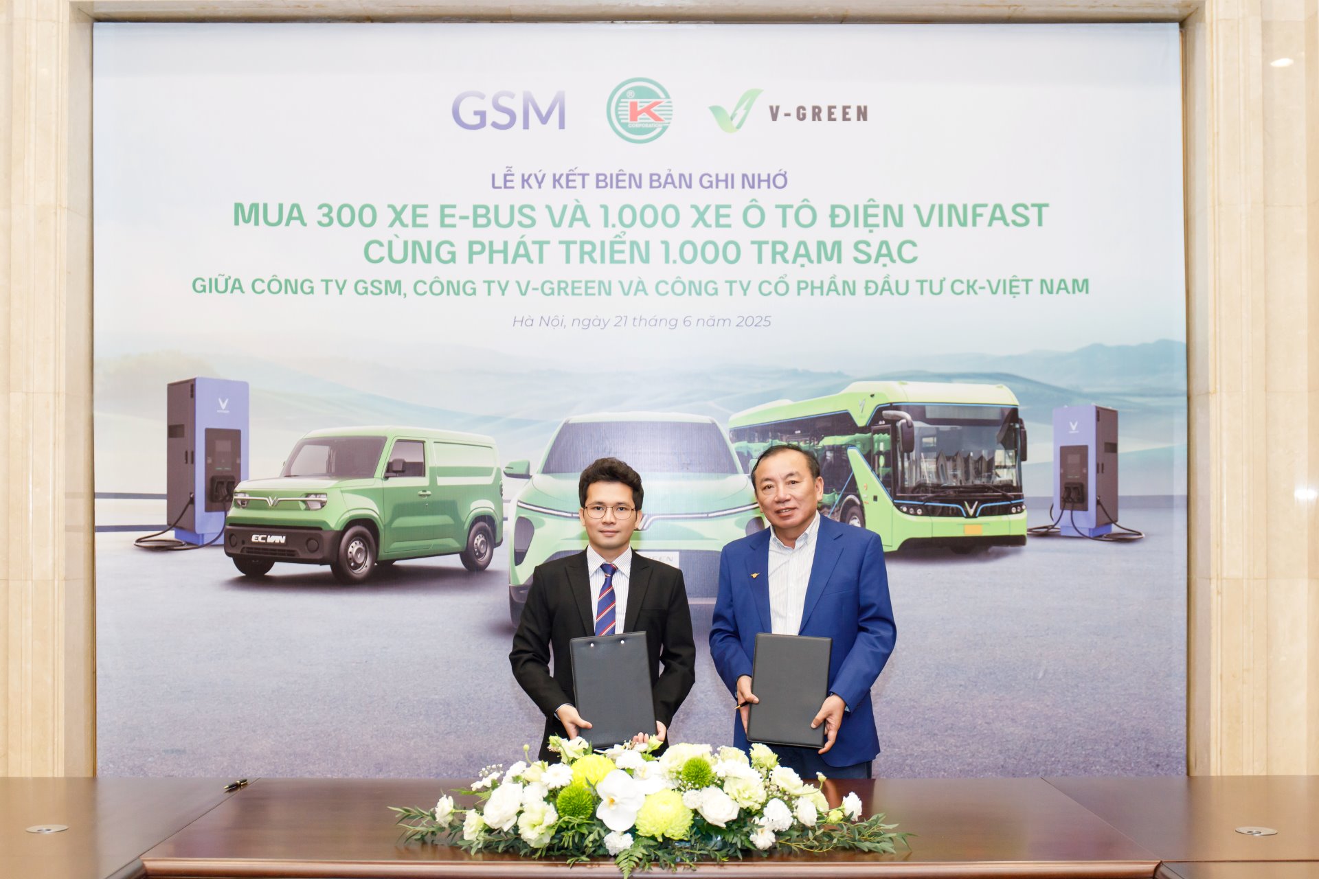Doanh nghiệp vận tải ở tỉnh lớn nhất Việt Nam đặt mua 300 xe bus điện và 1.000 ô tô điện của tỷ phú Phạm Nhật Vượng- Ảnh 1. Doanh nghiệp vận tải ở tỉnh lớn nhất Việt Nam đặt mua 300 xe bus điện và 1.000 ô tô điện của tỷ phú Phạm Nhật Vượng- Ảnh 1.