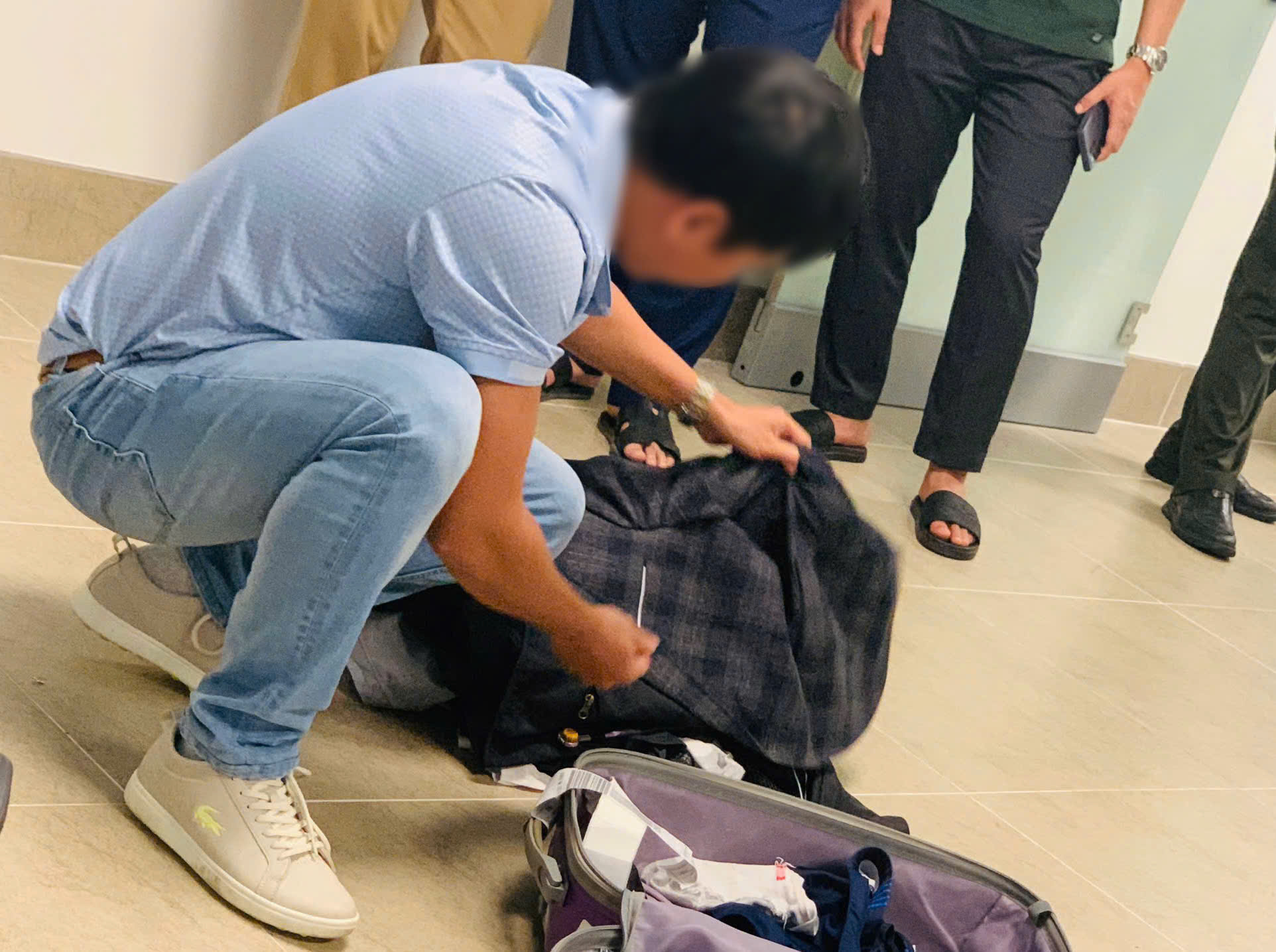 Khi tiếp viên chuyến bay từ nước ngoài về hỏi trong túi màu đen có gì, nam hành khách nói có bom- Ảnh 1. Khi tiếp viên chuyến bay từ nước ngoài về hỏi trong túi màu đen có gì, nam hành khách nói có bom- Ảnh 1.