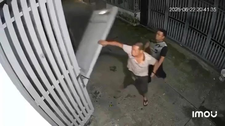 Vụ kéo sập cửa nhà hàng xóm vì bị nhắc nhở hát karaoke ở TP.HCM: Chủ nhà tiết lộ thái độ lạ của người đàn ông vào sáng hôm sau- Ảnh 1.