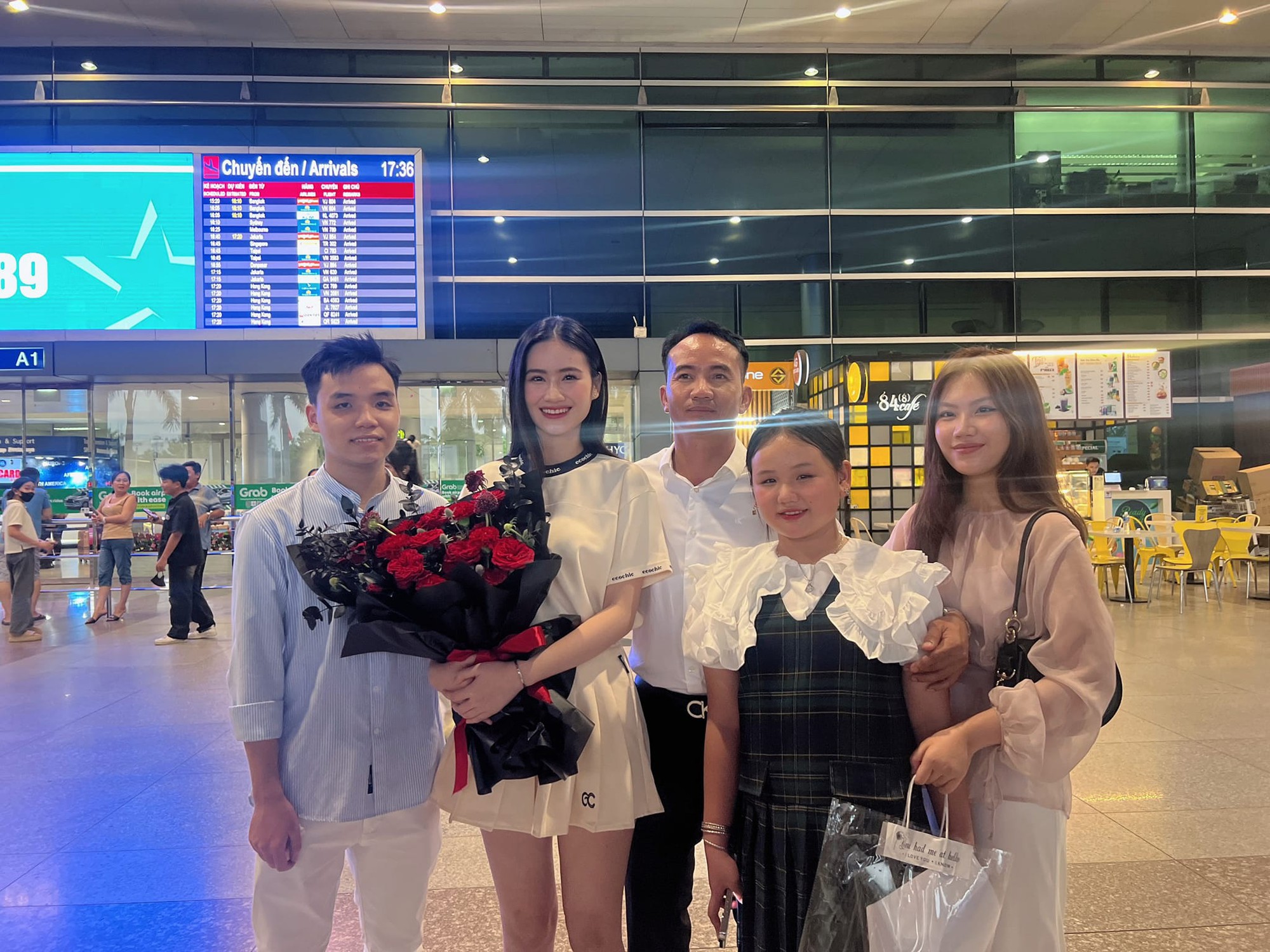 Bắt gặp Hoa hậu Ý Nhi và bạn trai, lộ thái độ khi không phát hiện camera- Ảnh 3. Bắt gặp Hoa hậu Ý Nhi và bạn trai, lộ thái độ khi không phát hiện camera- Ảnh 3.