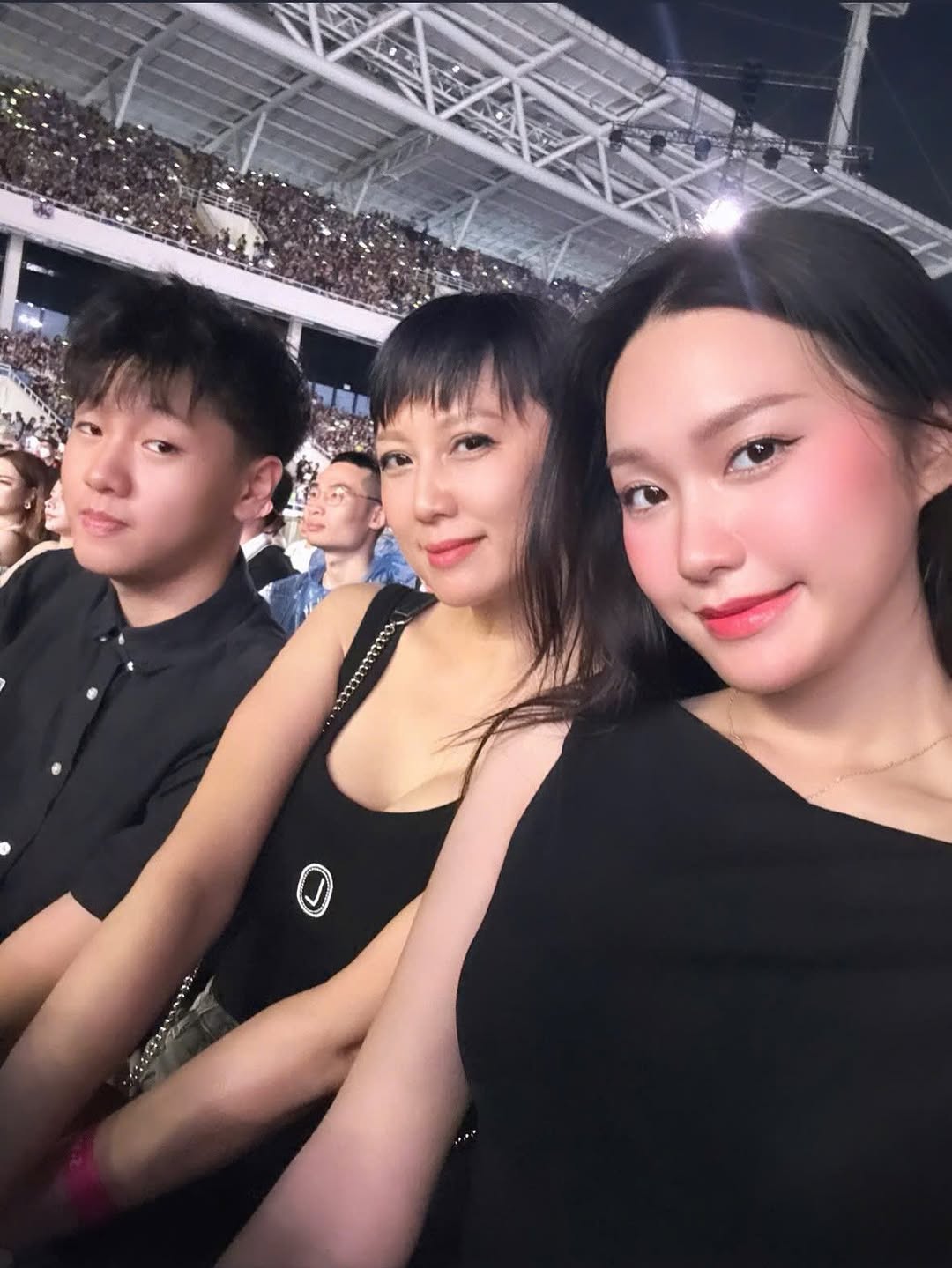 Mẹ vợ Đoàn Văn Hậu “gây bão” với nhan sắc cực phẩm bên Doãn Hải My trong bộ ảnh đi “đu idol” G-Dragon cực cháy!- Ảnh 1. Mẹ vợ Đoàn Văn Hậu “gây bão” với nhan sắc cực phẩm bên Doãn Hải My trong bộ ảnh đi “đu idol” G-Dragon cực cháy!- Ảnh 1.