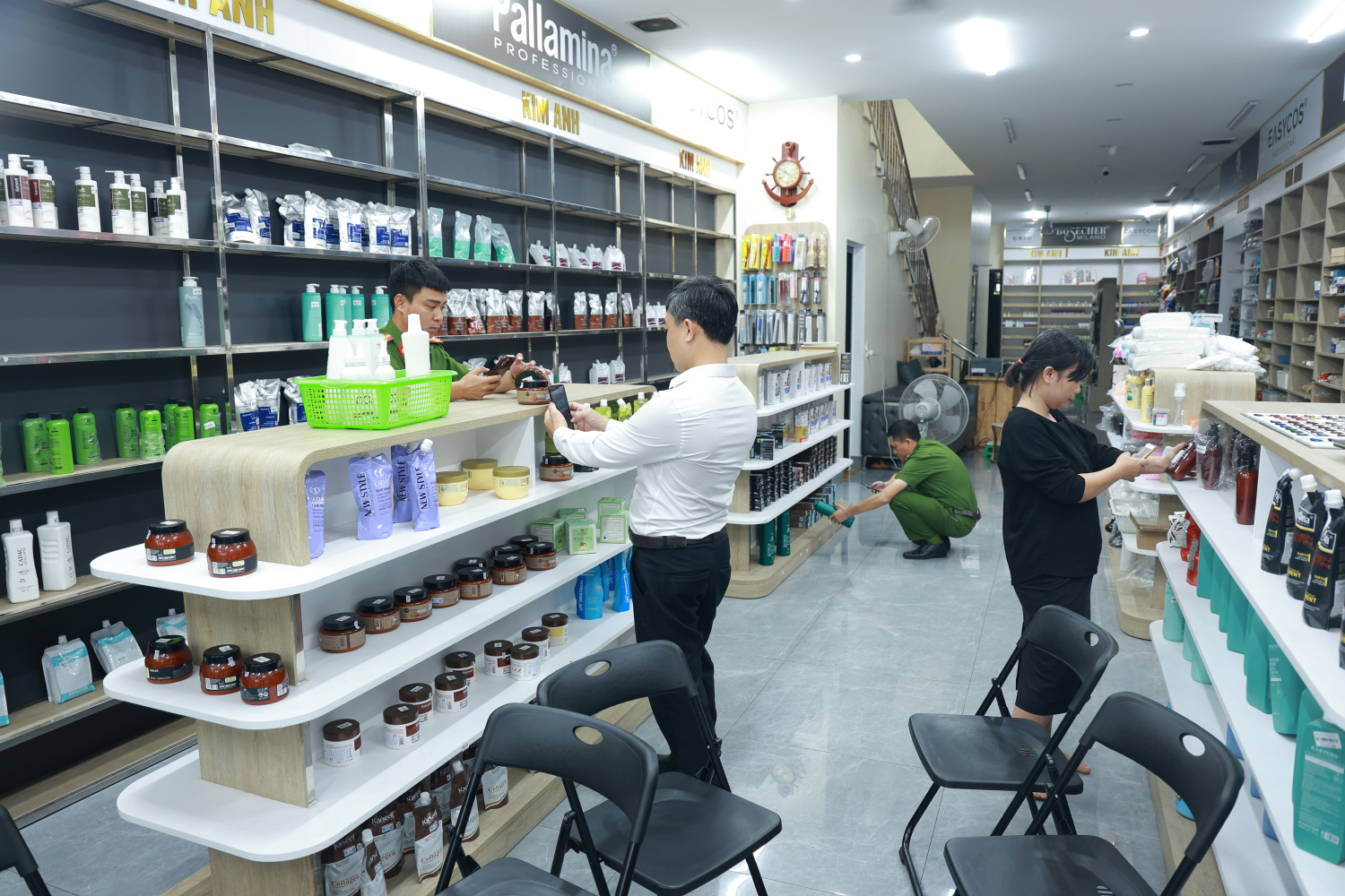 Hàng tấn mỹ phẩm không rõ nguồn gốc vừa phát hiện ở cửa hàng Kim Anh: 2.900 sản phẩm, 43 loại nhãn hàng- Ảnh 1. Hàng tấn mỹ phẩm không rõ nguồn gốc vừa phát hiện ở cửa hàng Kim Anh: 2.900 sản phẩm, 43 loại nhãn hàng- Ảnh 1.