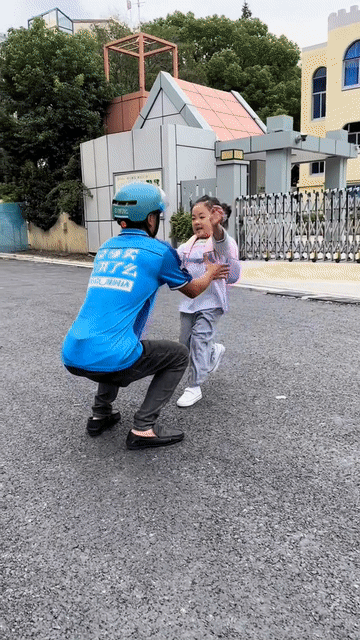 "Em bé shipper" chui trong thùng đựng đồ ăn, cùng bố đi ship hàng muôn nơi hiện tại ra sao?- Ảnh 5. "Em bé shipper" chui trong thùng đựng đồ ăn, cùng bố đi ship hàng muôn nơi hiện tại ra sao?- Ảnh 5.
