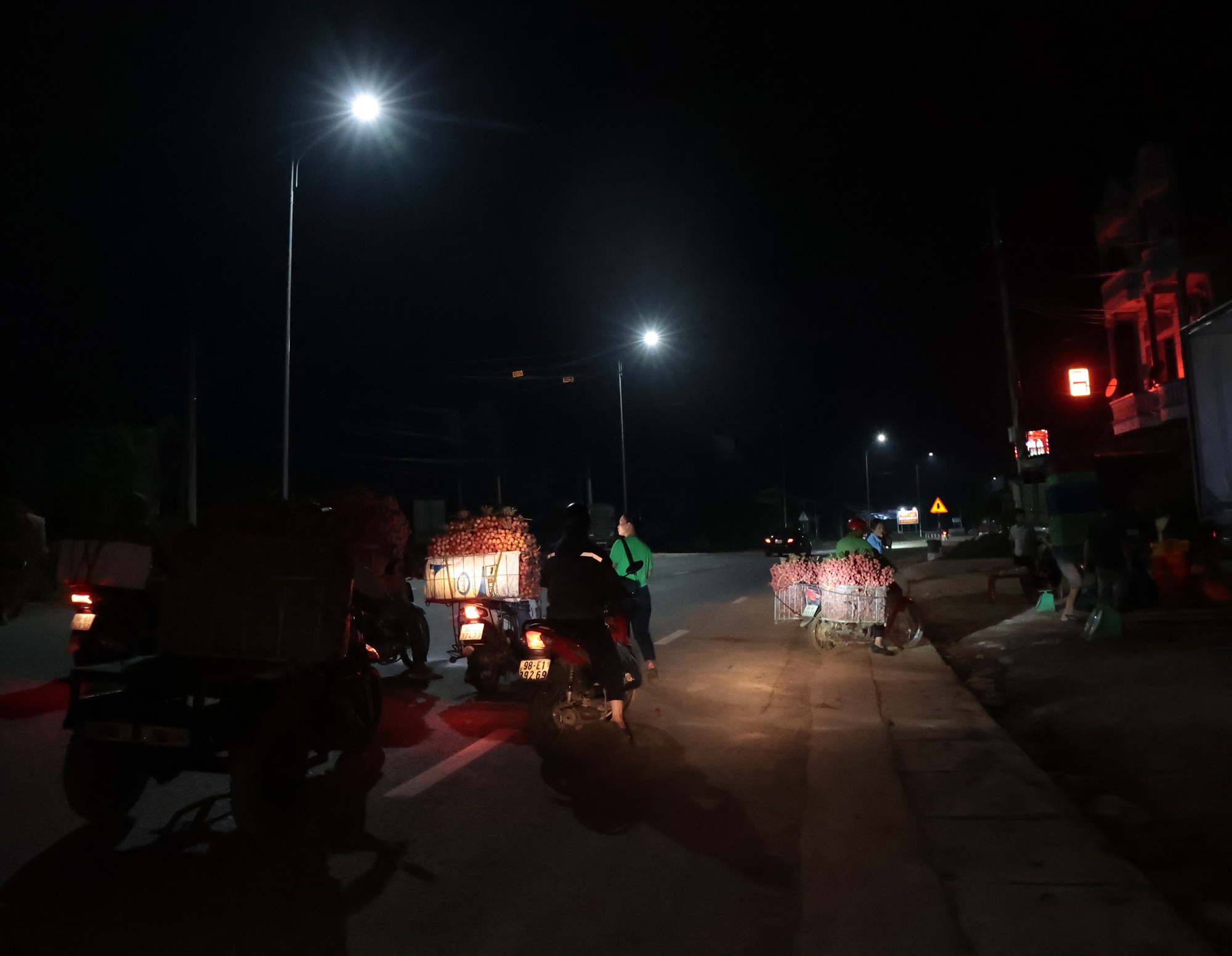 Sáng mùng 1 âm lịch, người dân Bắc Giang bàng hoàng vì giá vải bỗng dưng giảm mạnh, chỉ còn 3.000 đồng/kg- Ảnh 1. Sáng mùng 1 âm lịch, người dân Bắc Giang bàng hoàng vì giá vải bỗng dưng giảm mạnh, chỉ còn 3.000 đồng/kg- Ảnh 1.