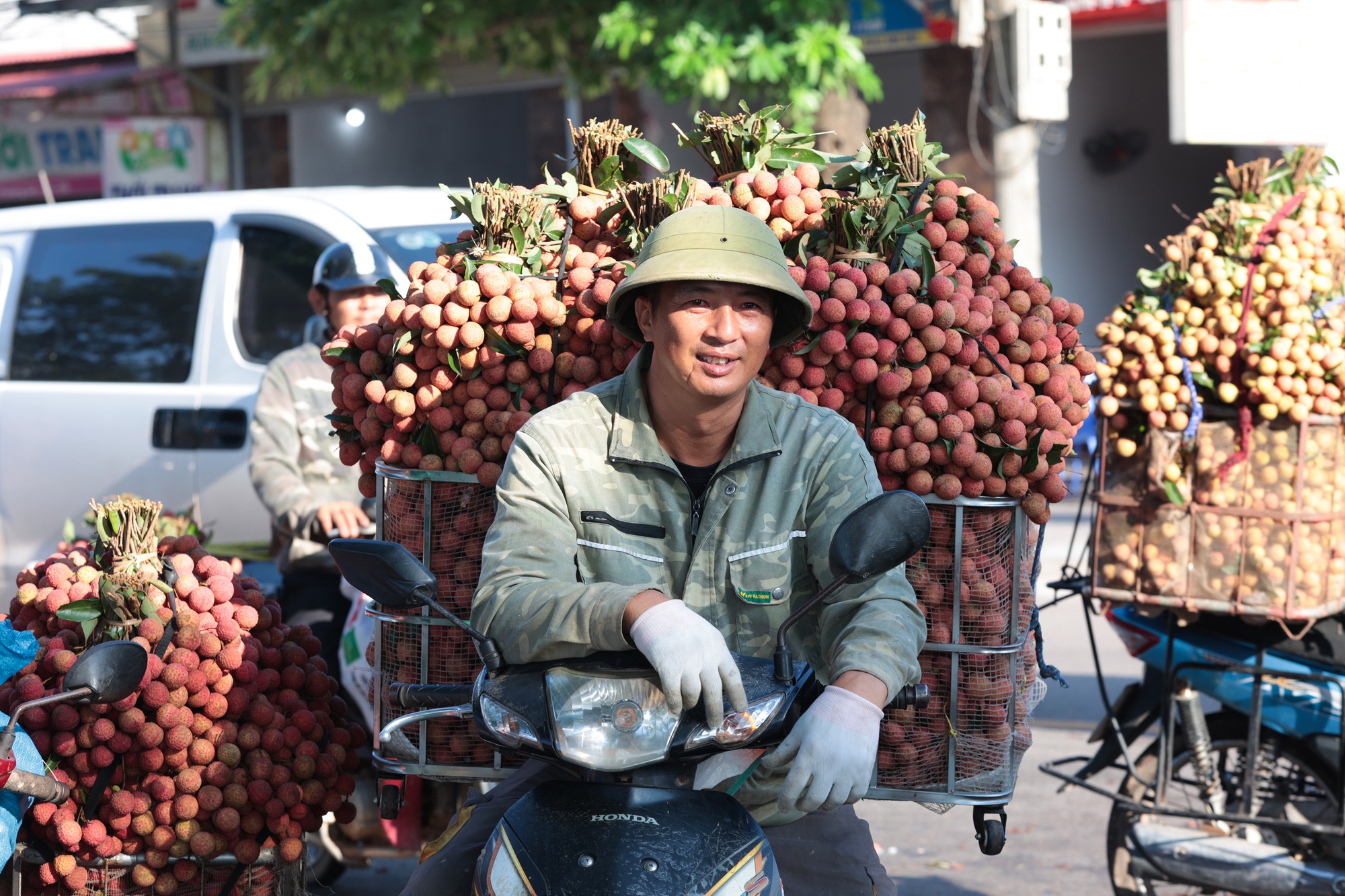 Sáng mùng 1 âm lịch, người dân Bắc Giang bàng hoàng vì giá vải bỗng dưng giảm mạnh, chỉ còn 3.000 đồng/kg- Ảnh 4. Sáng mùng 1 âm lịch, người dân Bắc Giang bàng hoàng vì giá vải bỗng dưng giảm mạnh, chỉ còn 3.000 đồng/kg- Ảnh 4.