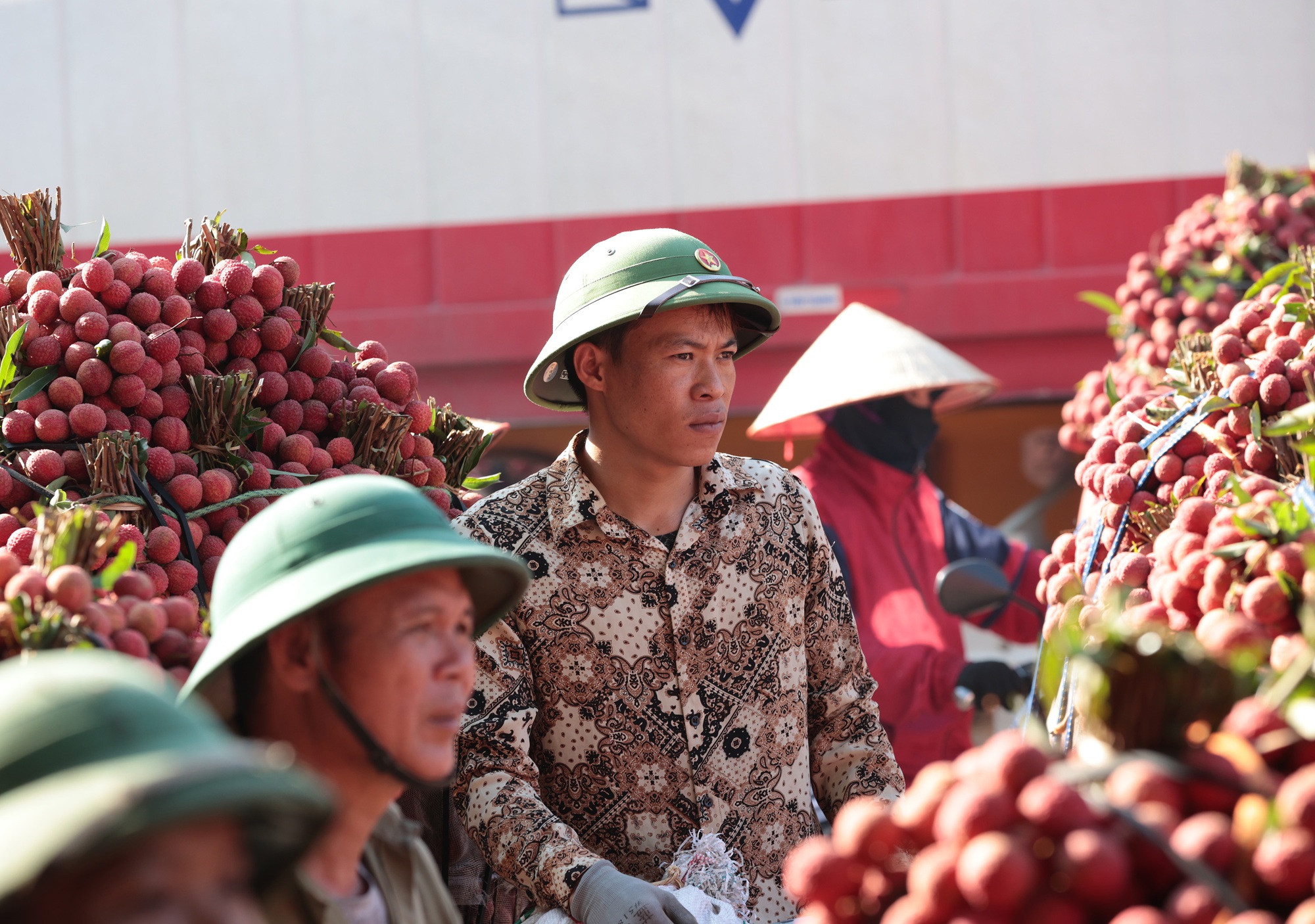 Sáng mùng 1 âm lịch, người dân Bắc Giang bàng hoàng vì giá vải bỗng dưng giảm mạnh, chỉ còn 3.000 đồng/kg- Ảnh 9. Sáng mùng 1 âm lịch, người dân Bắc Giang bàng hoàng vì giá vải bỗng dưng giảm mạnh, chỉ còn 3.000 đồng/kg- Ảnh 9.