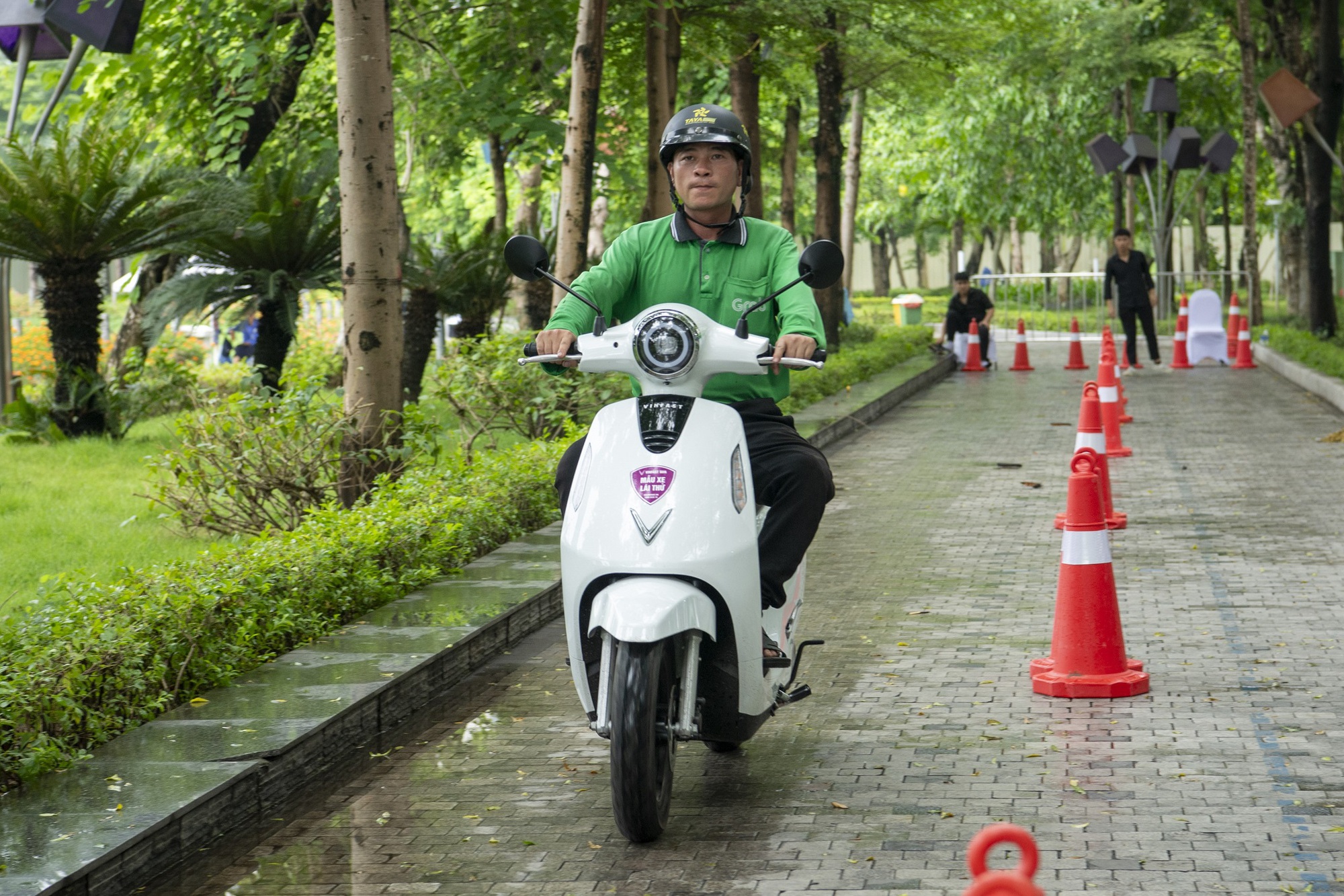 Mỗi giờ có 35 người Hà Nội mua xe máy điện VinFast, đẩy 600 xe xăng ra khỏi Thủ đô chỉ trong 2 ngày- Ảnh 3. Mỗi giờ có 35 người Hà Nội mua xe máy điện VinFast, đẩy 600 xe xăng ra khỏi Thủ đô chỉ trong 2 ngày- Ảnh 3.