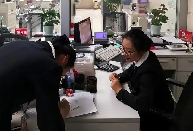 Sai phạm khi chuyển khoản hơn 14,5 tỷ đồng, nữ kế toán được tuyên dương: Thành công phanh phui đường dây rửa tiền quy mô khủng- Ảnh 1. Sai phạm khi chuyển khoản hơn 14,5 tỷ đồng, nữ kế toán được tuyên dương: Thành công phanh phui đường dây rửa tiền quy mô khủng- Ảnh 1.