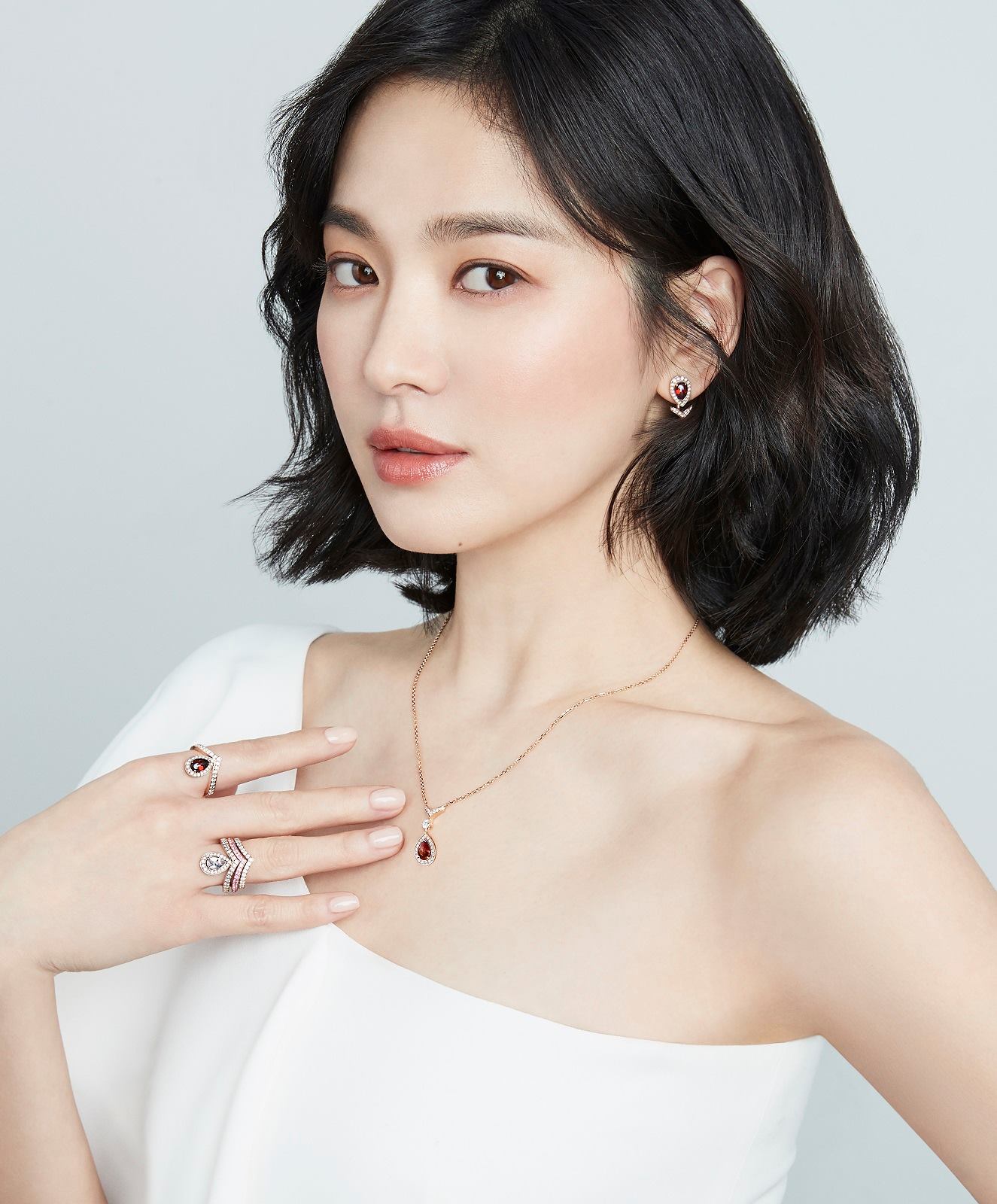 Ngọc nữ đình đám bậc nhất showbiz Hàn: Bị thời gian “bỏ quên”, ngoài 40 tuổi vẫn là tượng đài nhan sắc, diện trang sức hơn 90 tỷ đồng trong sự kiện của Chaumet- Ảnh 3. Ngọc nữ đình đám bậc nhất showbiz Hàn: Bị thời gian “bỏ quên”, ngoài 40 tuổi vẫn là tượng đài nhan sắc, diện trang sức hơn 90 tỷ đồng trong sự kiện của Chaumet- Ảnh 3.