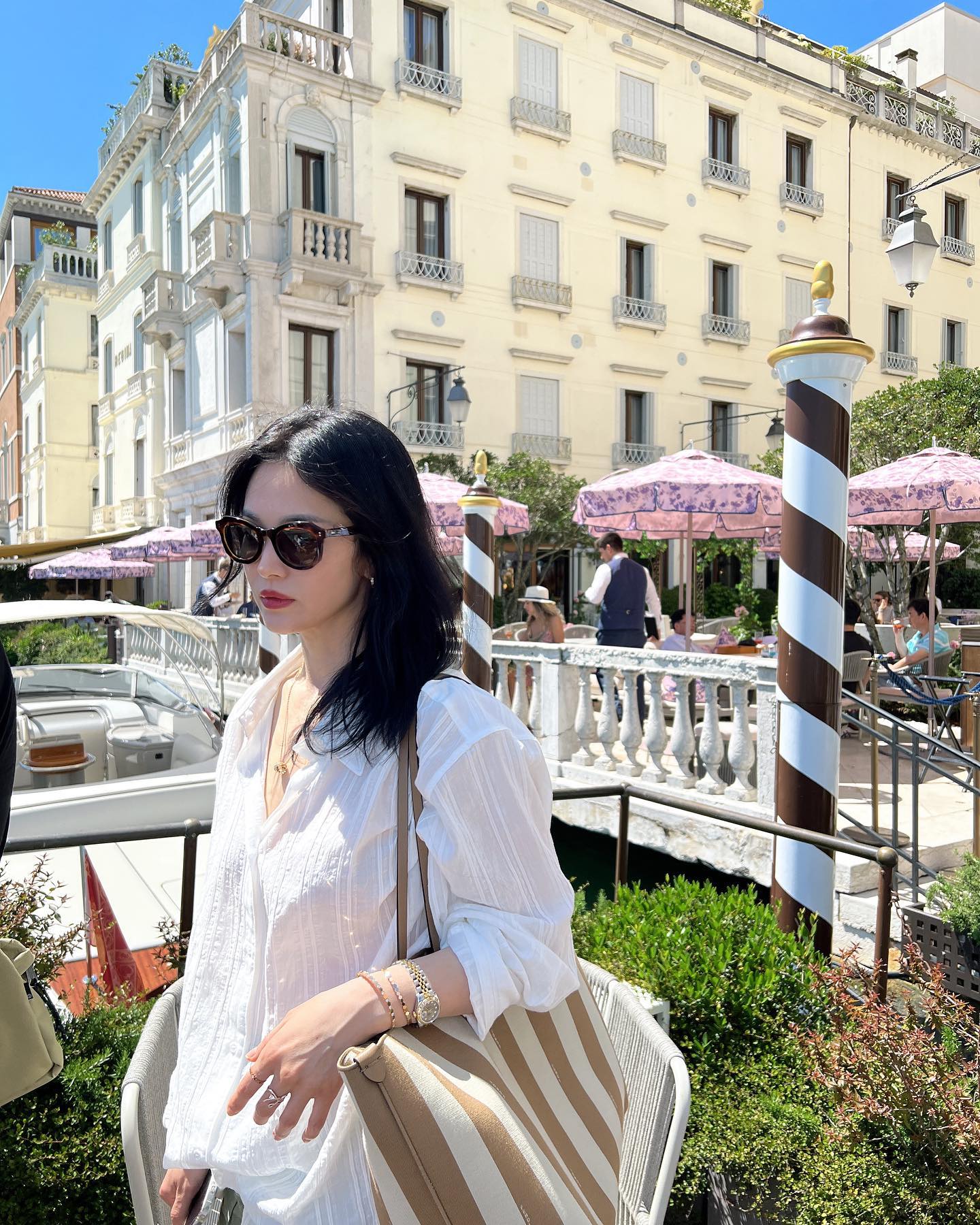 Song Hye Kyo mới có loạt outfit đi du lịch siêu trẻ và đẹp, phụ nữ trên 40 tuổi học theo là quá hợp- Ảnh 7. Song Hye Kyo mới có loạt outfit đi du lịch siêu trẻ và đẹp, phụ nữ trên 40 tuổi học theo là quá hợp- Ảnh 7.