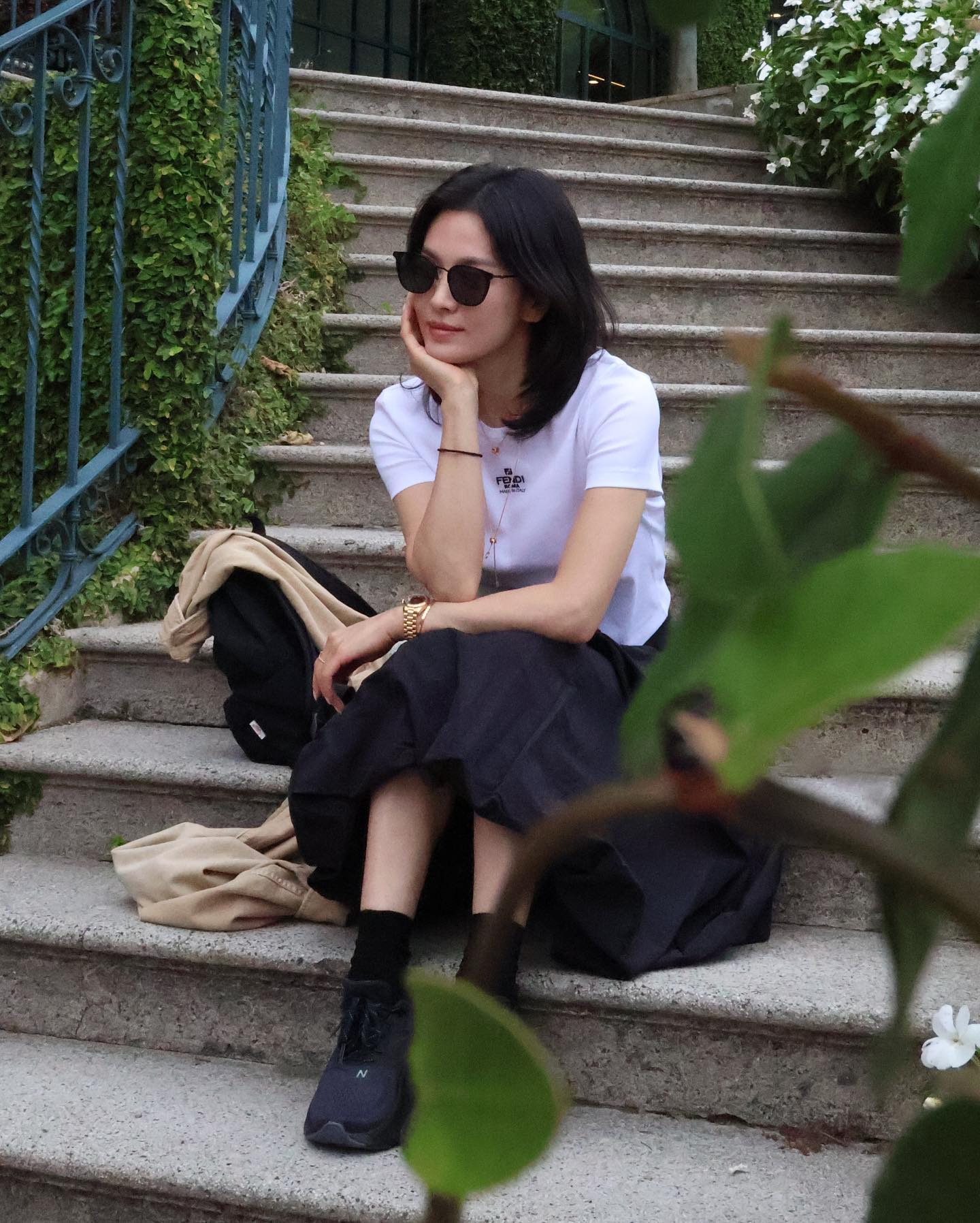 Song Hye Kyo mới có loạt outfit đi du lịch siêu trẻ và đẹp, phụ nữ trên 40 tuổi học theo là quá hợp- Ảnh 5. Song Hye Kyo mới có loạt outfit đi du lịch siêu trẻ và đẹp, phụ nữ trên 40 tuổi học theo là quá hợp- Ảnh 5.