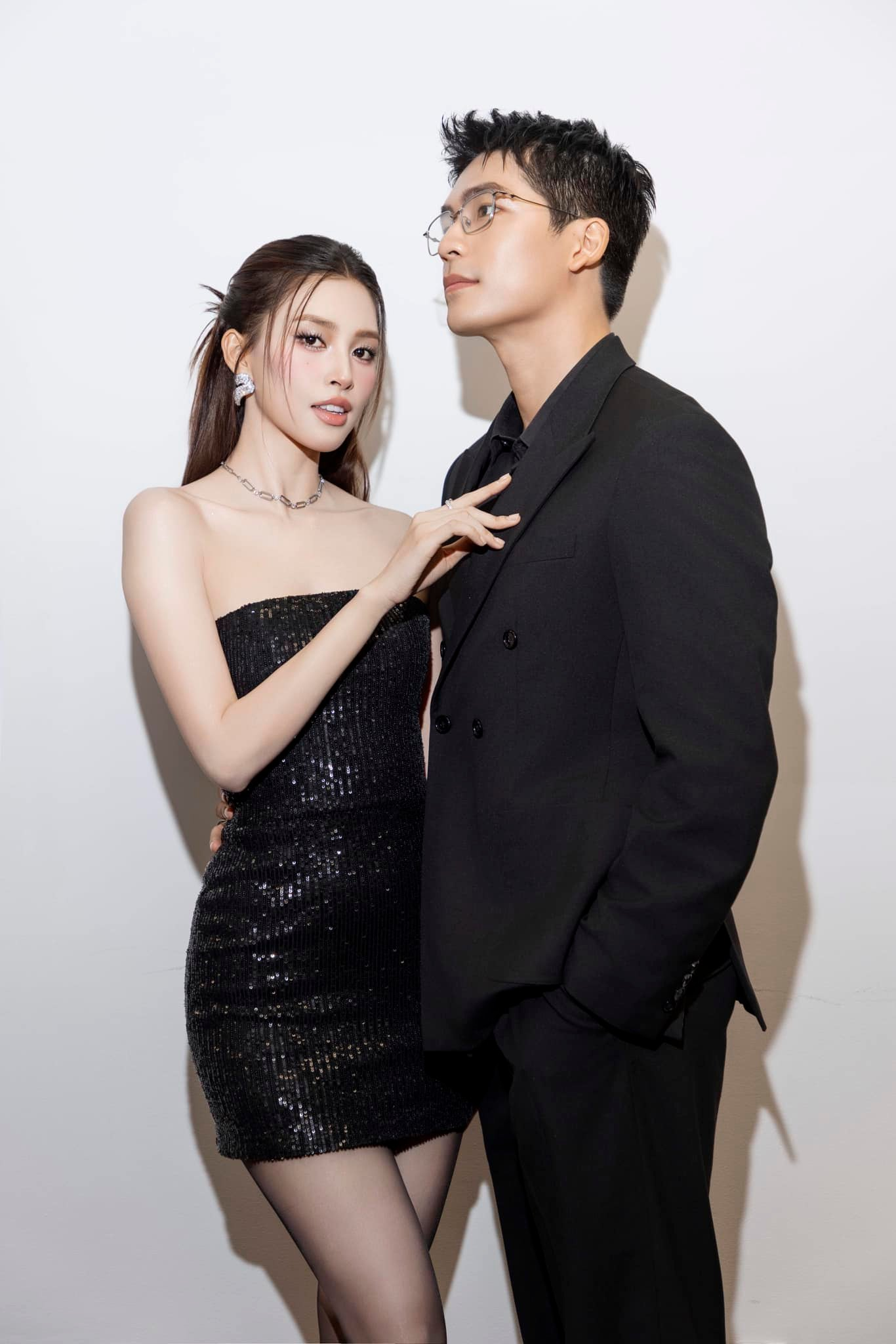 Bắt gặp cặp đôi diễn viên - Hoa hậu Vbiz vô tư ôm ấp giữa trung tâm thương mại, hỏi phim giả tình thật không thì cứ chối- Ảnh 4.