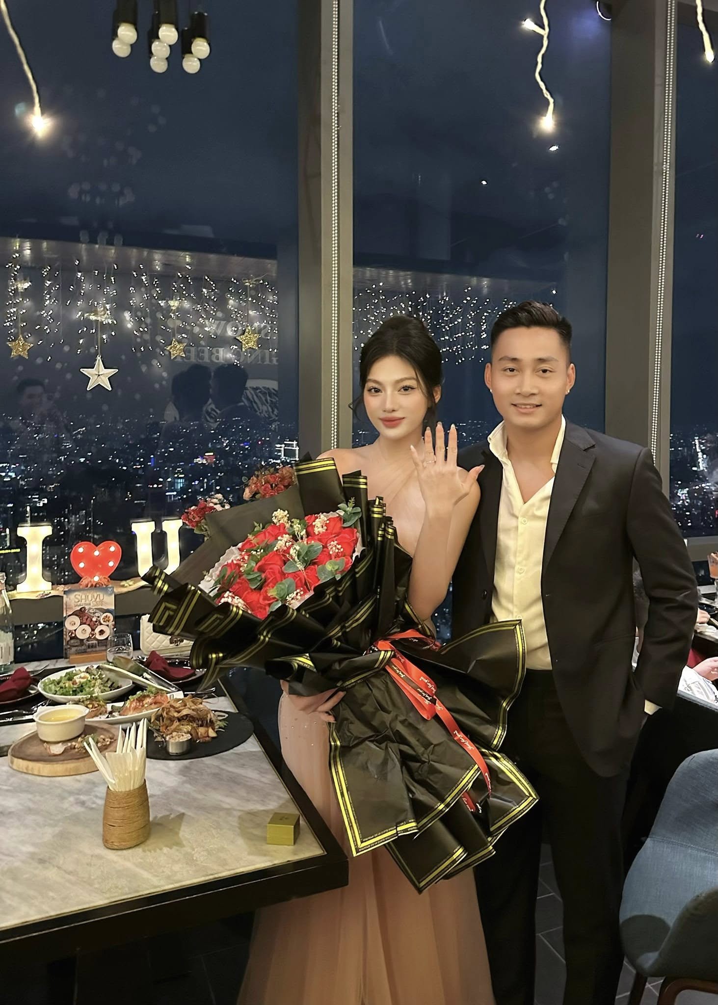 Cầu thủ nổi tiếng bị paparazzi tóm gọn hẹn hò với hotgirl ngoài phố, giờ công khai đưa nàng đến sân nhận huy chương- Ảnh 7. Cầu thủ nổi tiếng bị paparazzi tóm gọn hẹn hò với hotgirl ngoài phố, giờ công khai đưa nàng đến sân nhận huy chương- Ảnh 7.