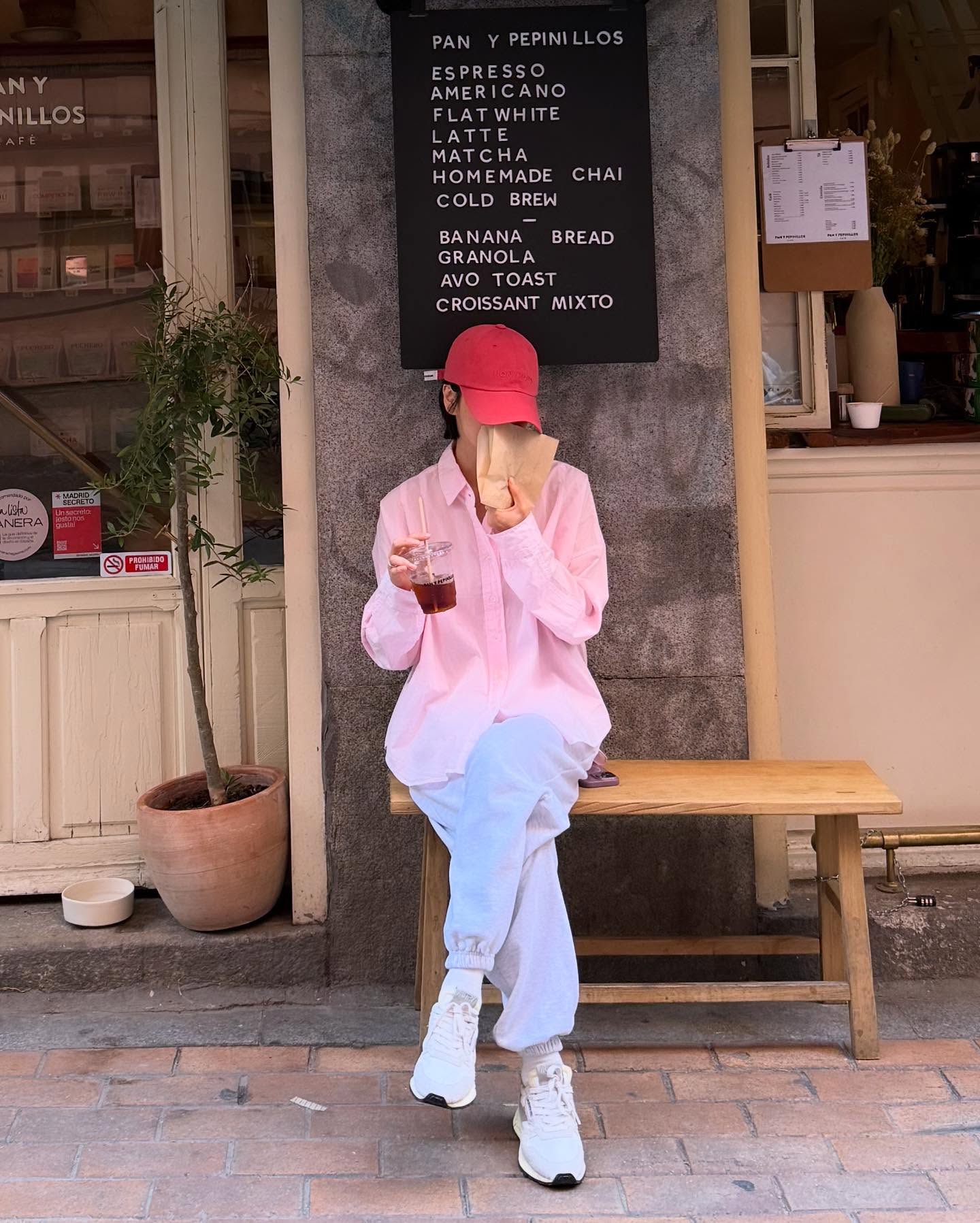 Song Hye Kyo mới có loạt outfit đi du lịch siêu trẻ và đẹp, phụ nữ trên 40 tuổi học theo là quá hợp- Ảnh 4. Song Hye Kyo mới có loạt outfit đi du lịch siêu trẻ và đẹp, phụ nữ trên 40 tuổi học theo là quá hợp- Ảnh 4.