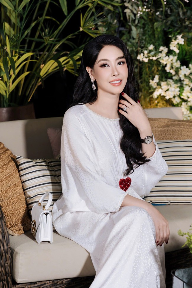 Trả lời ứng xử "Bạn có nghĩ mình là người đẹp nhất nước ta?" quá thông minh, cô gái Việt 16 tuổi thành Hoa hậu: Nay là một bà mẹ dạy con cực khéo- Ảnh 1. Trả lời ứng xử "Bạn có nghĩ mình là người đẹp nhất nước ta?" quá thông minh, cô gái Việt 16 tuổi thành Hoa hậu: Nay là một bà mẹ dạy con cực khéo- Ảnh 1.
