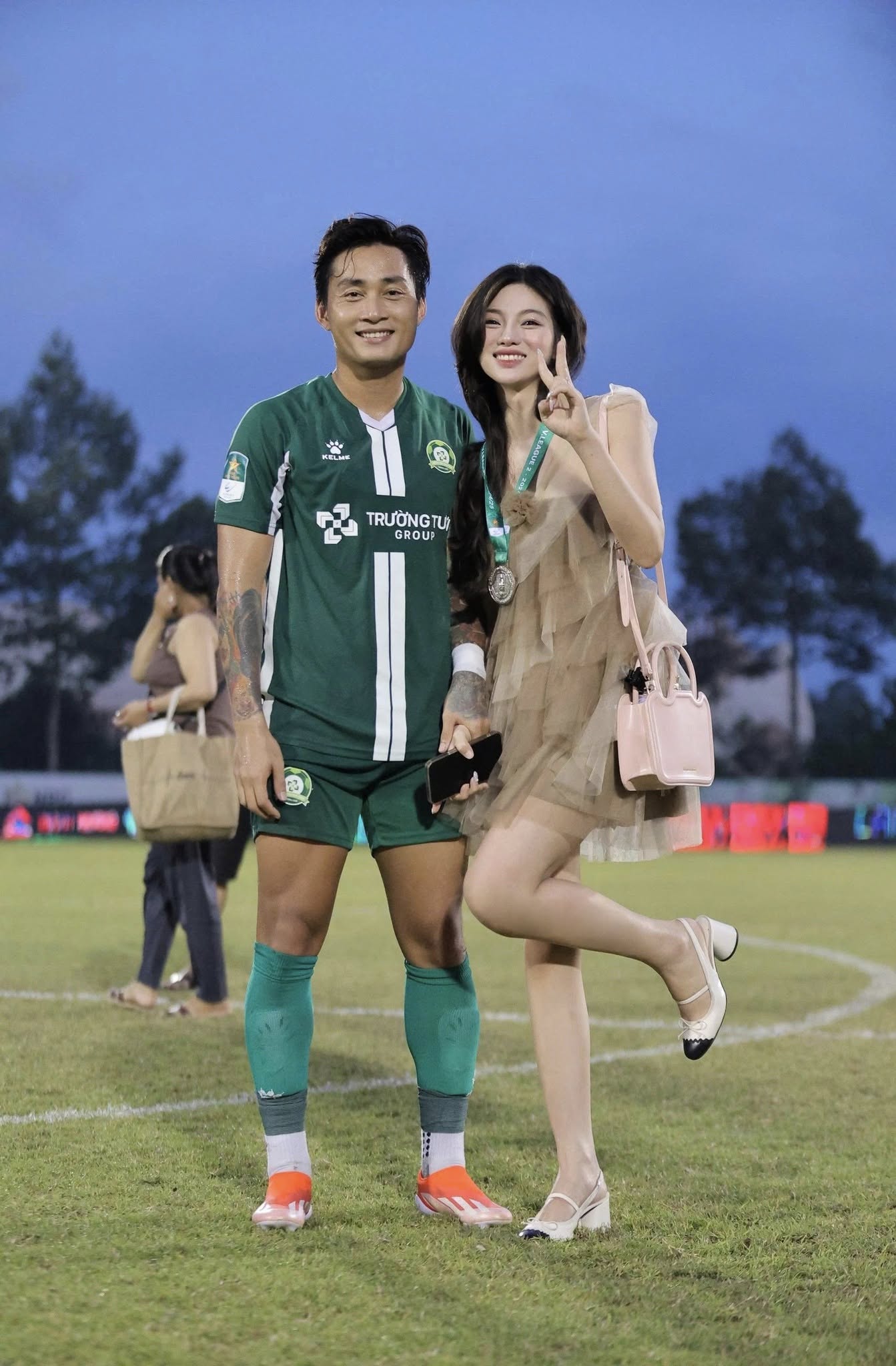 Cầu thủ nổi tiếng bị paparazzi tóm gọn hẹn hò với hotgirl ngoài phố, giờ công khai đưa nàng đến sân nhận huy chương- Ảnh 2. Cầu thủ nổi tiếng bị paparazzi tóm gọn hẹn hò với hotgirl ngoài phố, giờ công khai đưa nàng đến sân nhận huy chương- Ảnh 2.