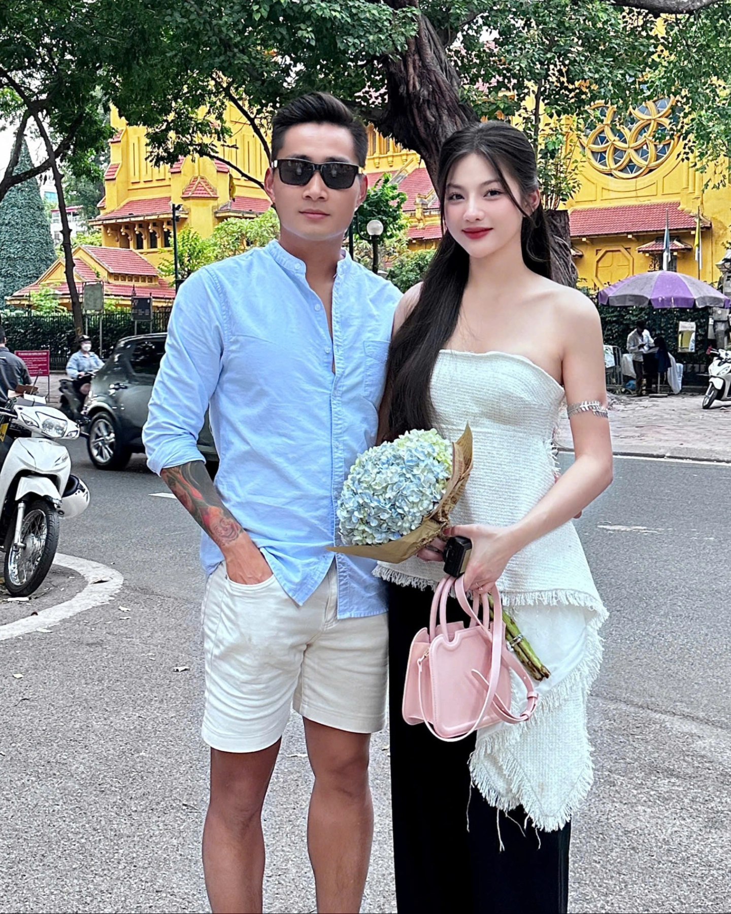 Cầu thủ nổi tiếng bị paparazzi tóm gọn hẹn hò với hotgirl ngoài phố, giờ công khai đưa nàng đến sân nhận huy chương- Ảnh 8. Cầu thủ nổi tiếng bị paparazzi tóm gọn hẹn hò với hotgirl ngoài phố, giờ công khai đưa nàng đến sân nhận huy chương- Ảnh 8.