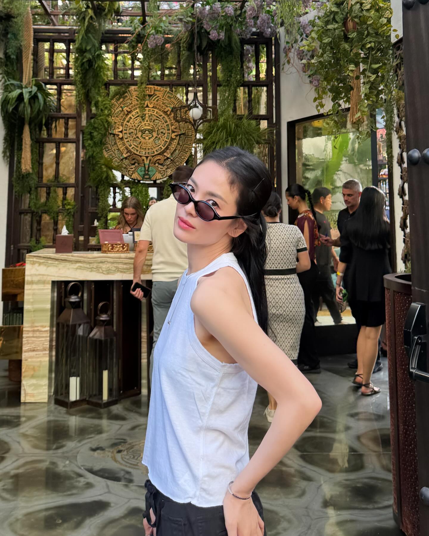 Song Hye Kyo mới có loạt outfit đi du lịch siêu trẻ và đẹp, phụ nữ trên 40 tuổi học theo là quá hợp- Ảnh 3. Song Hye Kyo mới có loạt outfit đi du lịch siêu trẻ và đẹp, phụ nữ trên 40 tuổi học theo là quá hợp- Ảnh 3.