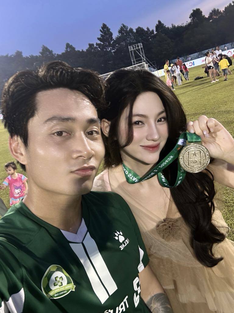 Cầu thủ nổi tiếng bị paparazzi tóm gọn hẹn hò với hotgirl ngoài phố, giờ công khai đưa nàng đến sân nhận huy chương- Ảnh 1. Cầu thủ nổi tiếng bị paparazzi tóm gọn hẹn hò với hotgirl ngoài phố, giờ công khai đưa nàng đến sân nhận huy chương- Ảnh 1.