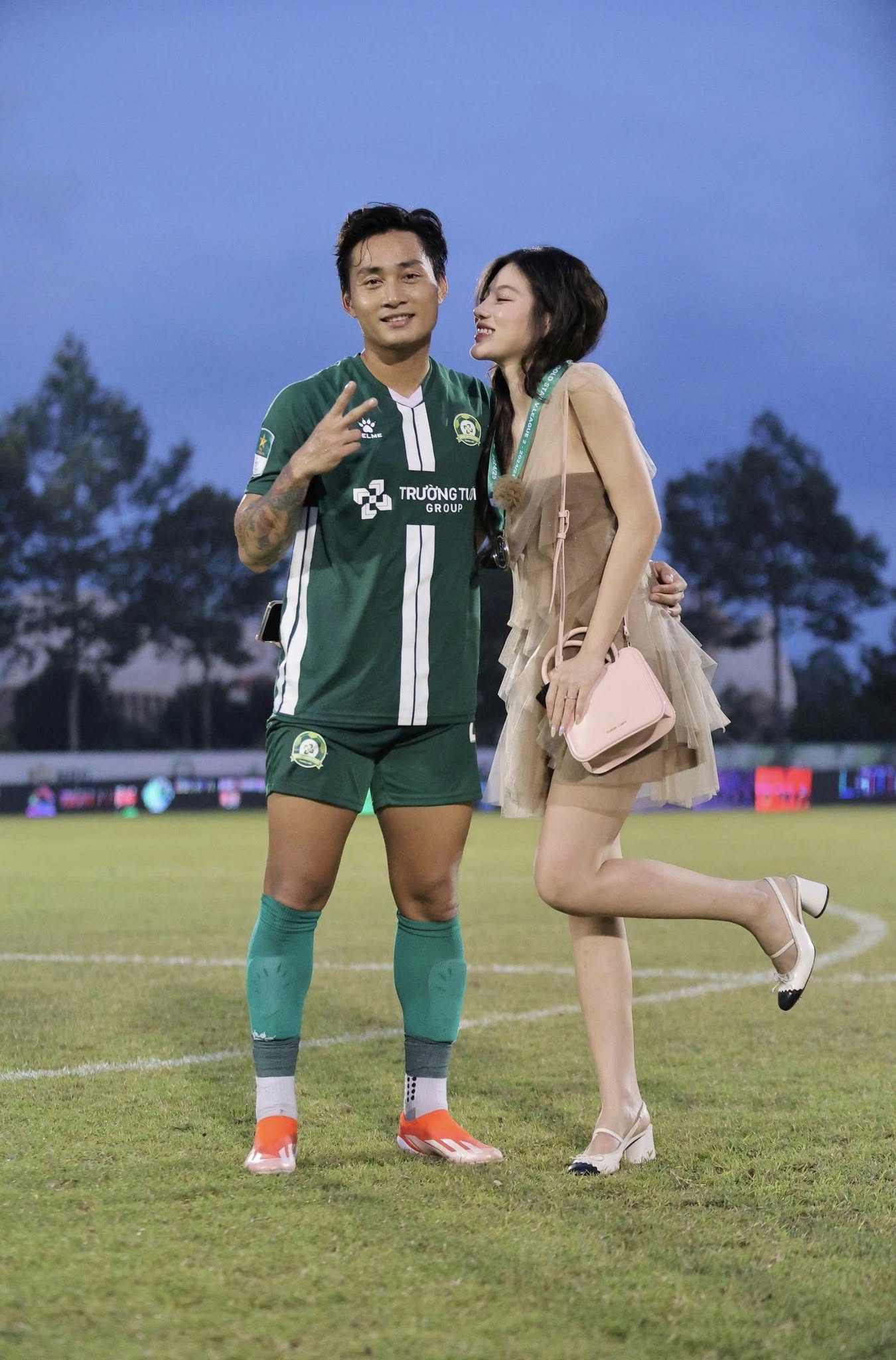 Cầu thủ nổi tiếng bị paparazzi tóm gọn hẹn hò với hotgirl ngoài phố, giờ công khai đưa nàng đến sân nhận huy chương- Ảnh 3. Cầu thủ nổi tiếng bị paparazzi tóm gọn hẹn hò với hotgirl ngoài phố, giờ công khai đưa nàng đến sân nhận huy chương- Ảnh 3.