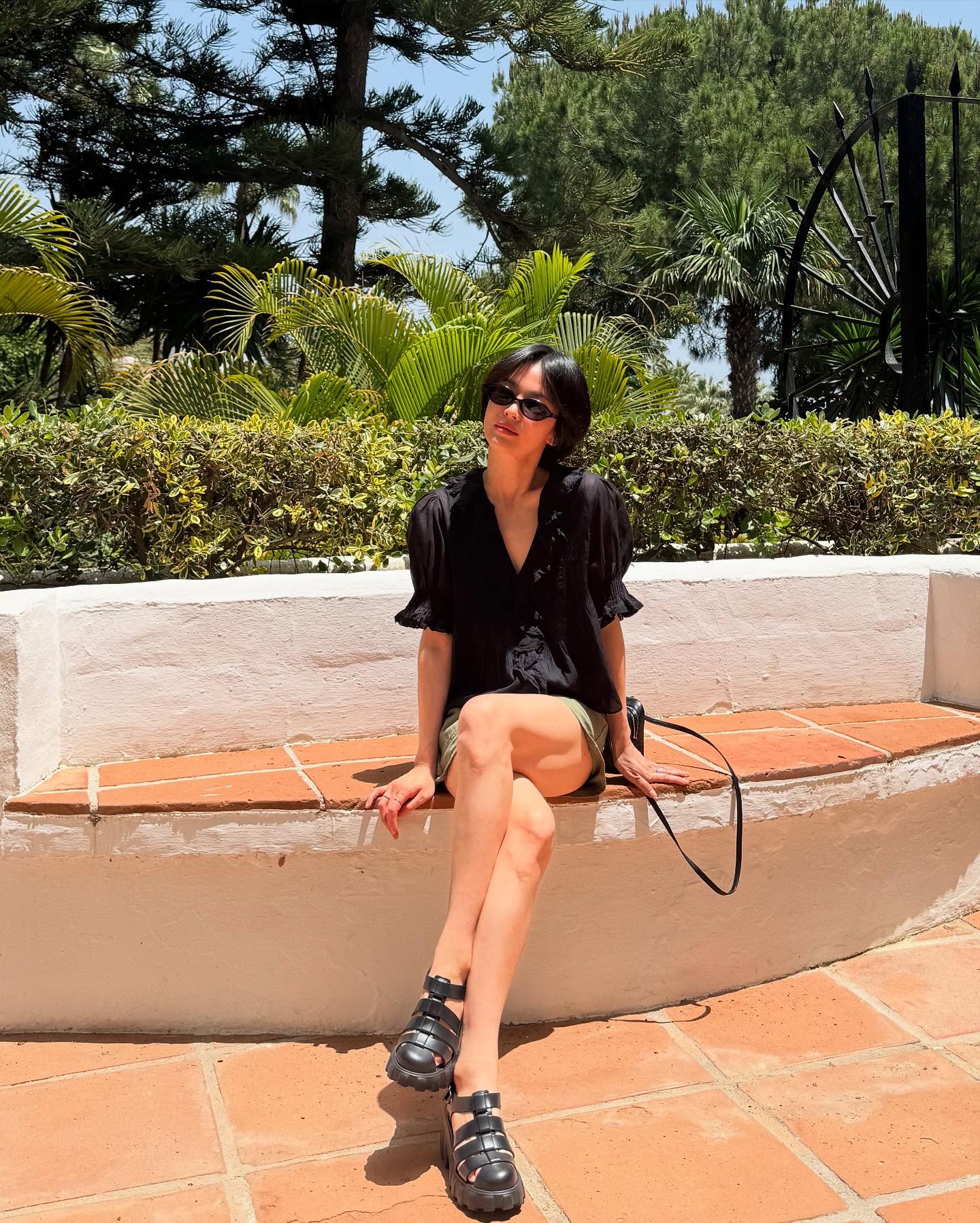 Song Hye Kyo mới có loạt outfit đi du lịch siêu trẻ và đẹp, phụ nữ trên 40 tuổi học theo là quá hợp- Ảnh 2. Song Hye Kyo mới có loạt outfit đi du lịch siêu trẻ và đẹp, phụ nữ trên 40 tuổi học theo là quá hợp- Ảnh 2.