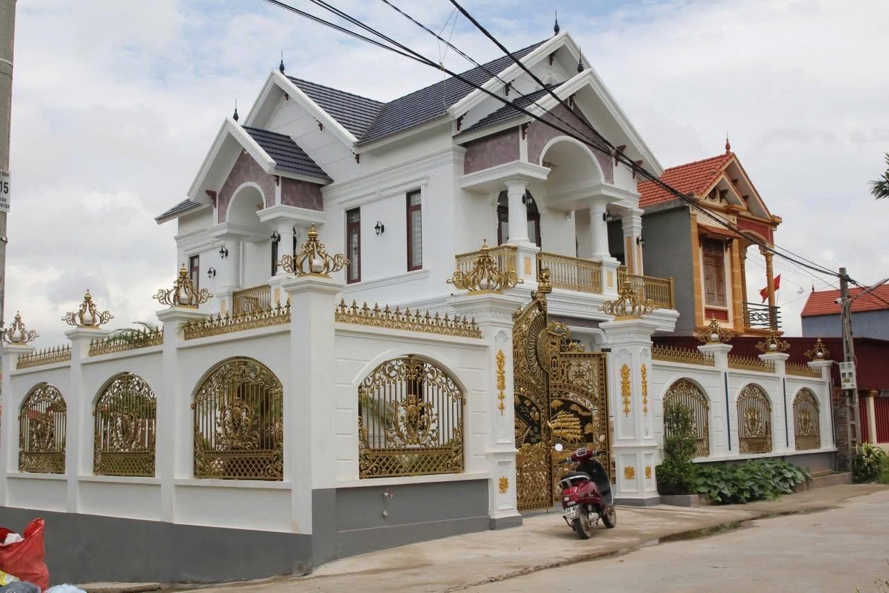 Ngôi nhà tráng lệ của đối tượng cầm đầu đường dây lừa đảo, 1 người ở TP. HCM bị lừa hơn 41 tỷ trong 2 ngày- Ảnh 2.