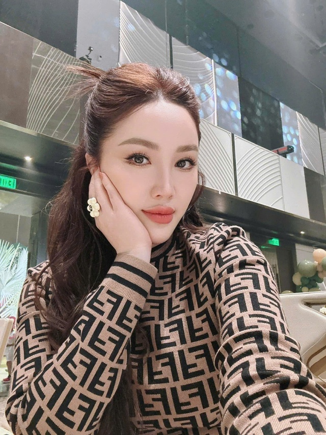 Sao nữ Việt giàu sụ từ khi 16 tuổi: Bố mẹ là trùm bất động sản, rơi vào trầm cảm vì cháy nhà- Ảnh 10. Sao nữ Việt giàu sụ từ khi 16 tuổi: Bố mẹ là trùm bất động sản, rơi vào trầm cảm vì cháy nhà- Ảnh 10.