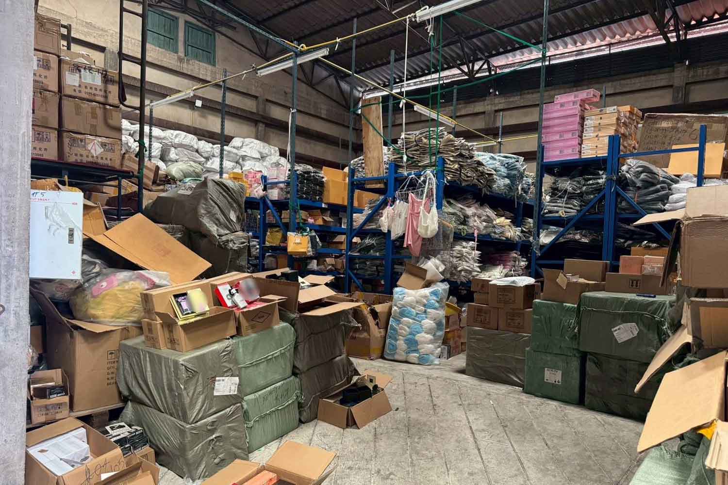 Theo dõi tài khoản ngân hàng khả nghi, công an lập tức phá đường dây buôn hàng giả từ Trung Quốc, tịch thu hơn 34.000 món đồ nhái- Ảnh 1. Theo dõi tài khoản ngân hàng khả nghi, công an lập tức phá đường dây buôn hàng giả từ Trung Quốc, tịch thu hơn 34.000 món đồ nhái- Ảnh 1.