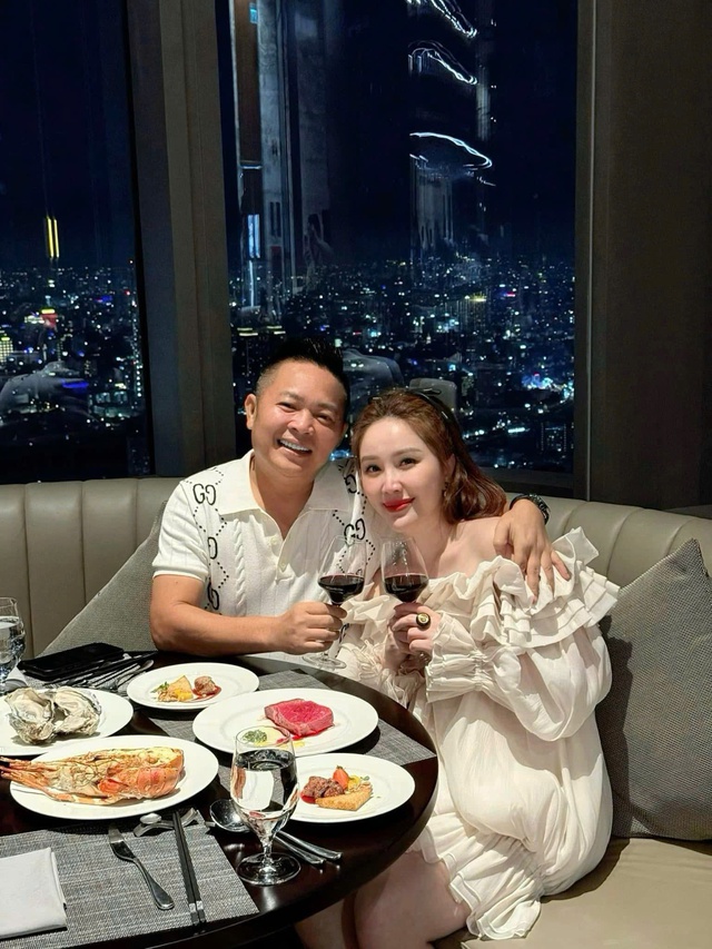 Sao nữ Việt giàu sụ từ khi 16 tuổi: Bố mẹ là trùm bất động sản, rơi vào trầm cảm vì cháy nhà- Ảnh 17. Sao nữ Việt giàu sụ từ khi 16 tuổi: Bố mẹ là trùm bất động sản, rơi vào trầm cảm vì cháy nhà- Ảnh 17.