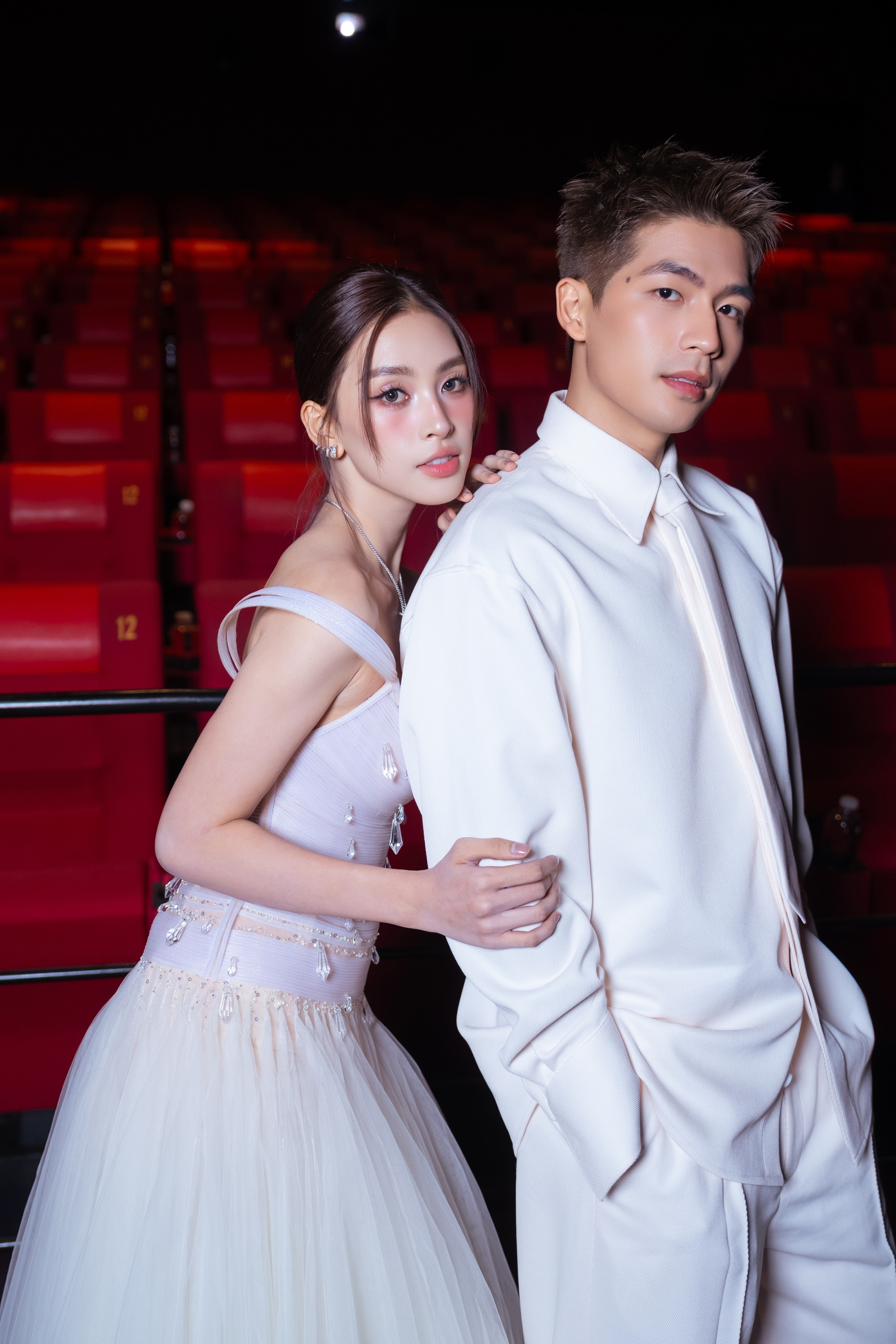 Bắt gặp cặp đôi diễn viên - Hoa hậu Vbiz vô tư ôm ấp giữa trung tâm thương mại, hỏi phim giả tình thật không thì cứ chối- Ảnh 1.