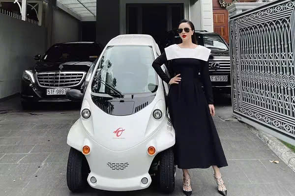 Sao nữ Việt giàu sụ từ khi 16 tuổi: Bố mẹ là trùm bất động sản, rơi vào trầm cảm vì cháy nhà- Ảnh 7. Sao nữ Việt giàu sụ từ khi 16 tuổi: Bố mẹ là trùm bất động sản, rơi vào trầm cảm vì cháy nhà- Ảnh 7.