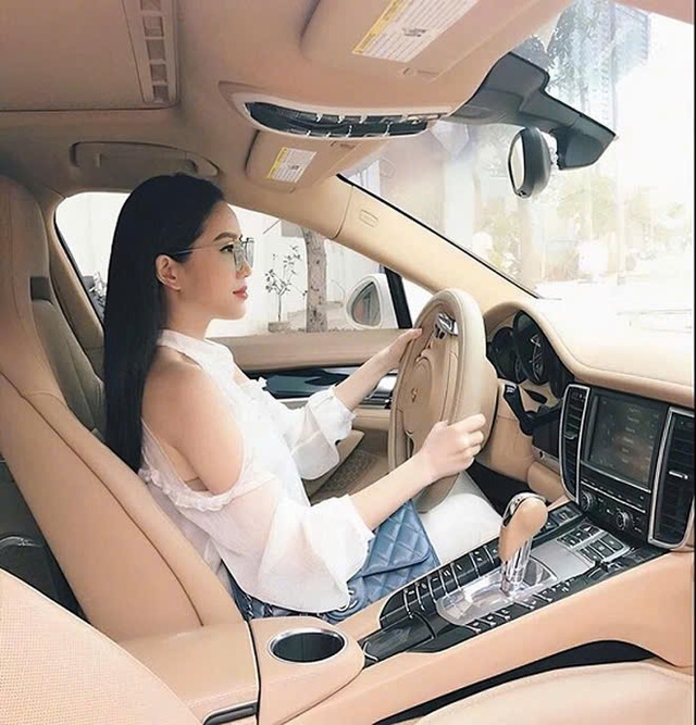 Sao nữ Việt giàu sụ từ khi 16 tuổi: Bố mẹ là trùm bất động sản, rơi vào trầm cảm vì cháy nhà- Ảnh 8. Sao nữ Việt giàu sụ từ khi 16 tuổi: Bố mẹ là trùm bất động sản, rơi vào trầm cảm vì cháy nhà- Ảnh 8.