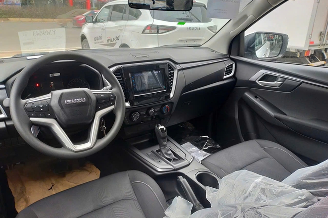 Isuzu D-Max dọn kho giảm 100 triệu đồng tại đại lý: Bản AT còn hơn 580 triệu, giá rẻ cho 'dân cày' không quan trọng mẫu mã- Ảnh 6. Isuzu D-Max dọn kho giảm 100 triệu đồng tại đại lý: Bản AT còn hơn 580 triệu, giá rẻ cho 'dân cày' không quan trọng mẫu mã- Ảnh 6.