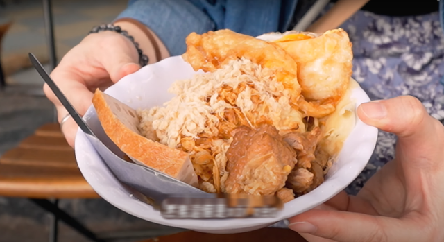 Khách Trung Quốc thử 1 món xôi Việt Nam, ngay miếng đầu đã thốt lên: "Hương vị bùng nổ… chỉ ở đây mới có"- Ảnh 2. Khách Trung Quốc thử 1 món xôi Việt Nam, ngay miếng đầu đã thốt lên: "Hương vị bùng nổ… chỉ ở đây mới có"- Ảnh 2.