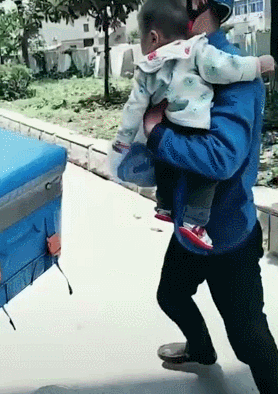 "Em bé shipper" chui trong thùng đựng đồ ăn, cùng bố đi ship hàng muôn nơi hiện tại ra sao?- Ảnh 2. "Em bé shipper" chui trong thùng đựng đồ ăn, cùng bố đi ship hàng muôn nơi hiện tại ra sao?- Ảnh 2.