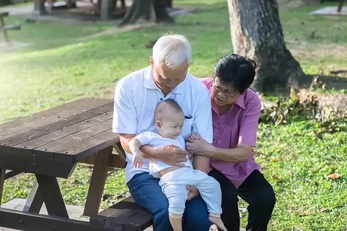 Trẻ có 2 độ tuổi cực QUAN TRỌNG: Ông bà tốt nhất KHÔNG NÊN chăm sóc cháu giai đoạn này!- Ảnh 1. Trẻ có 2 độ tuổi cực QUAN TRỌNG: Ông bà tốt nhất KHÔNG NÊN chăm sóc cháu giai đoạn này!- Ảnh 1.