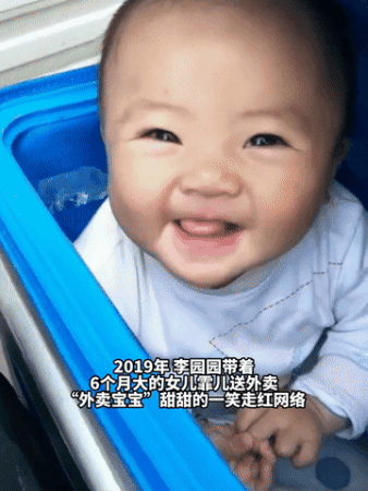 "Em bé shipper" chui trong thùng đựng đồ ăn, cùng bố đi ship hàng muôn nơi hiện tại ra sao?- Ảnh 1. "Em bé shipper" chui trong thùng đựng đồ ăn, cùng bố đi ship hàng muôn nơi hiện tại ra sao?- Ảnh 1.